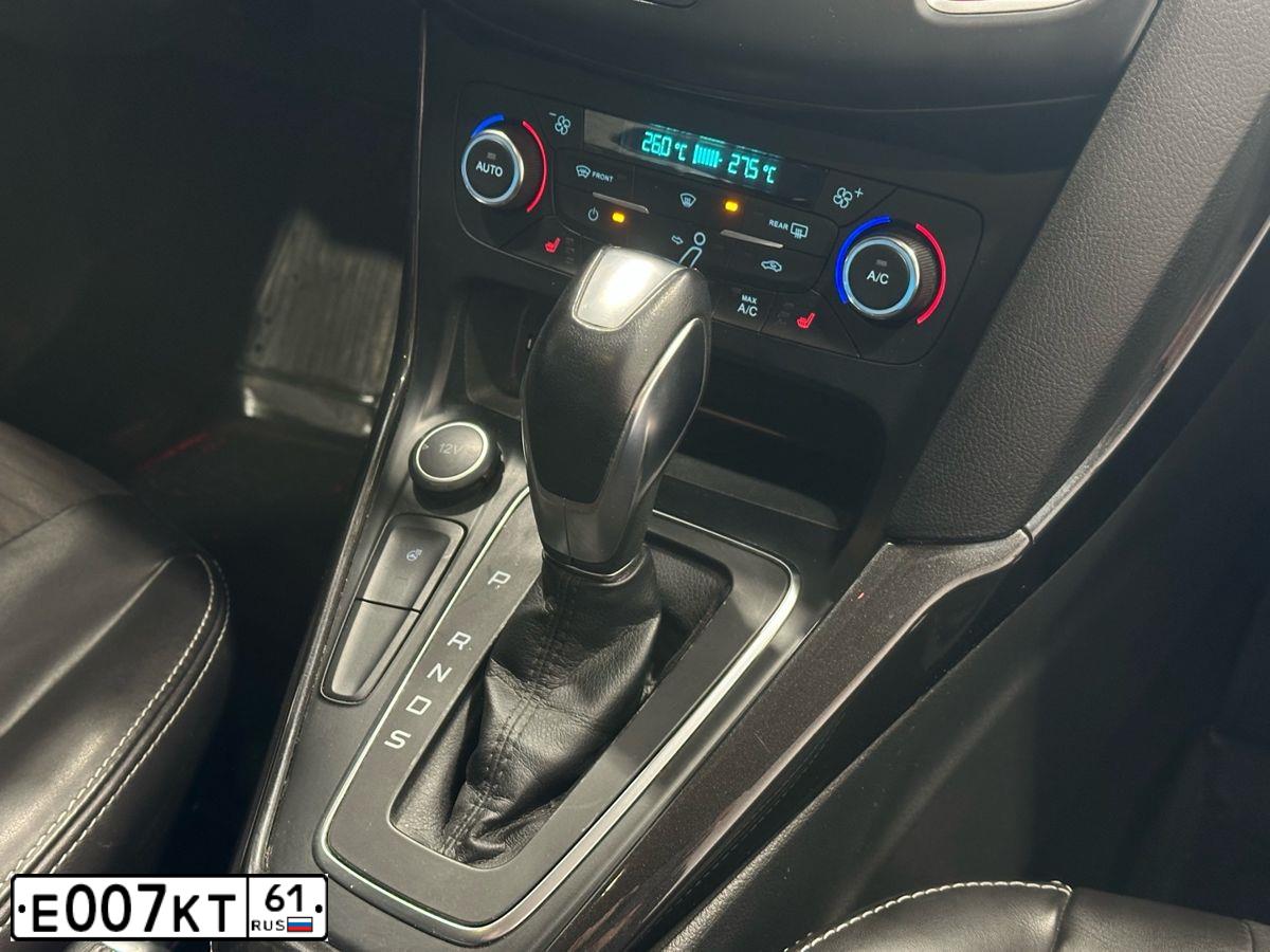 Фото автомобиля FORD FOCUS, 2017 — госномер Е022КУ161. Цвет: БЕЖЕВЫЙ