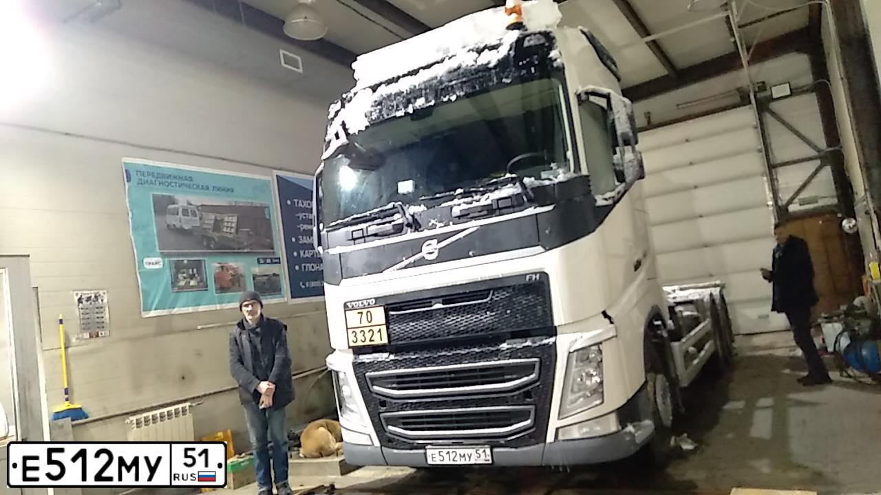 Фото автомобиля VOLVO SERIE FH /6X4/, 2016 — госномер Е512МУ51. Цвет: БЕЛЫЙ