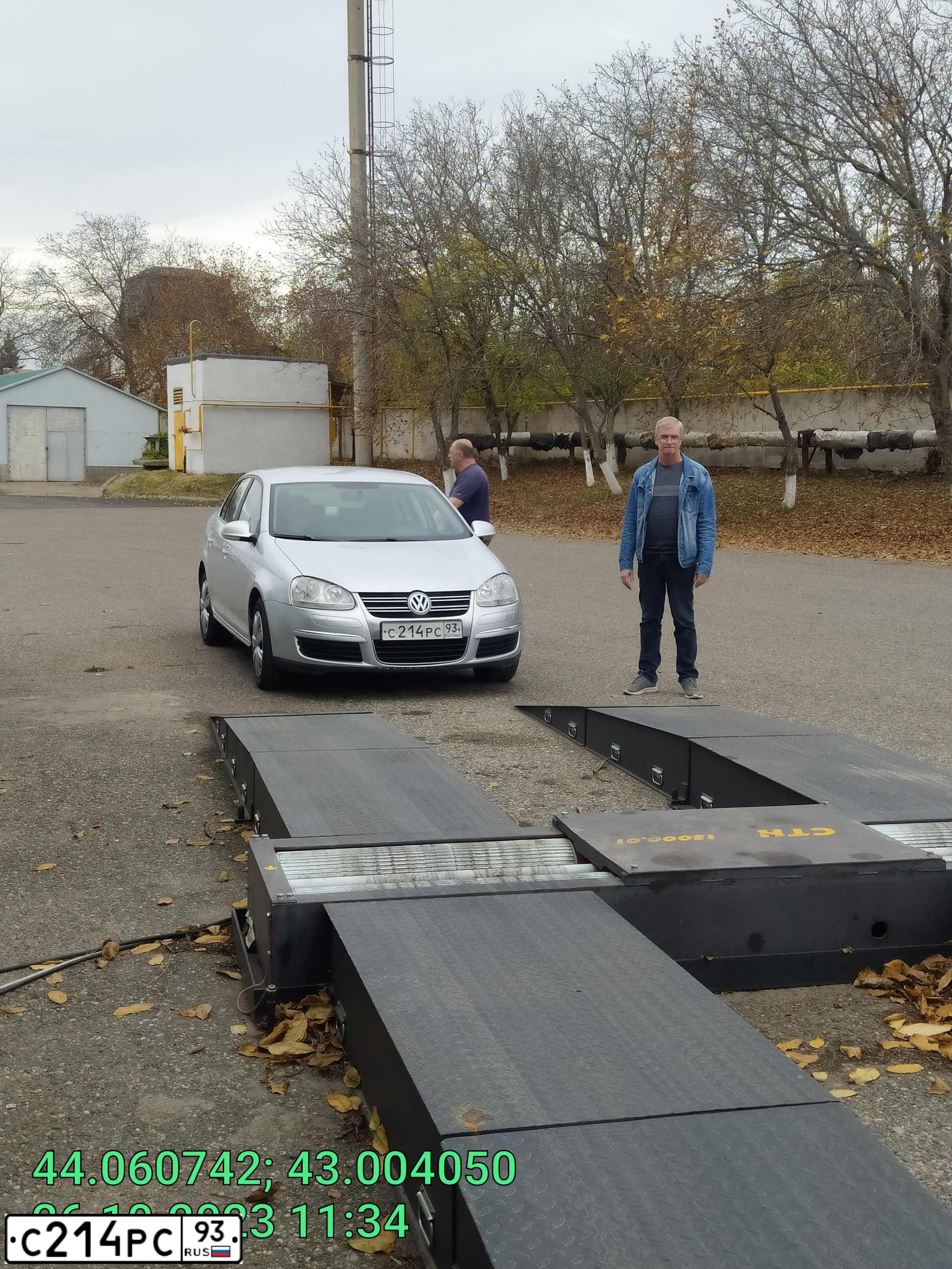 Фото автомобиля VOLKSWAGEN JETTA, 2008 — госномер Н303ХР126. Цвет: Серебристый