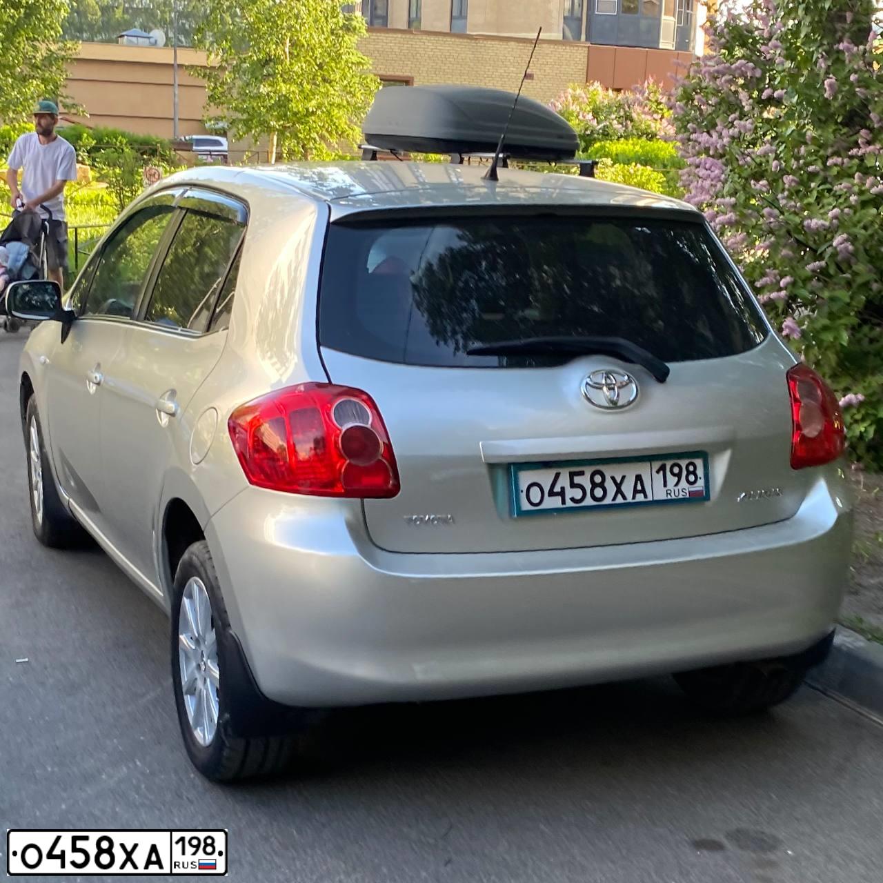 Фото автомобиля TOYOTA AURIS, 2008 — госномер О458ХА198. Цвет: Серебристый