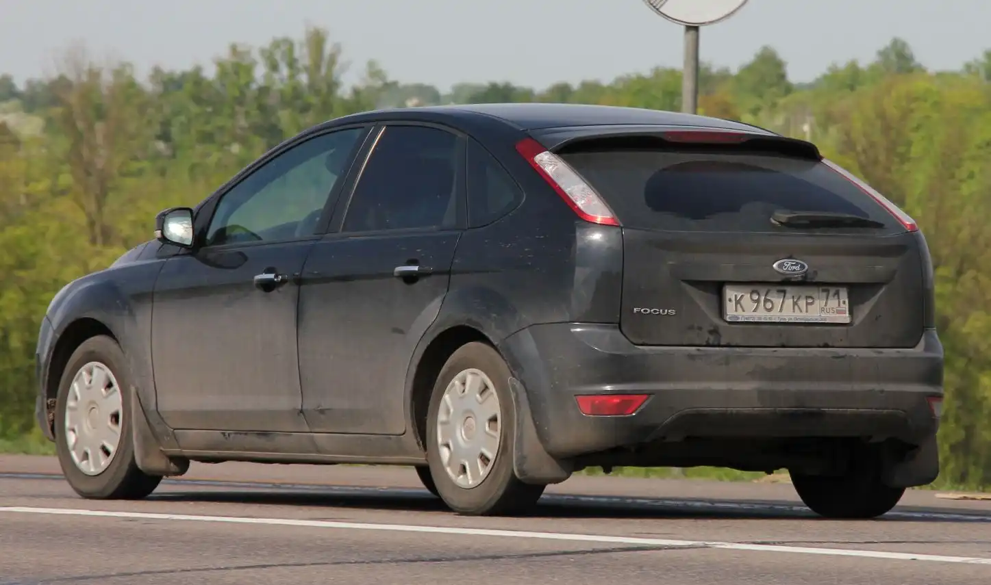 Фото автомобиля FORD FOCUS, 2009 — госномер У135МТ31. Цвет: ЧЕРНЫЙ