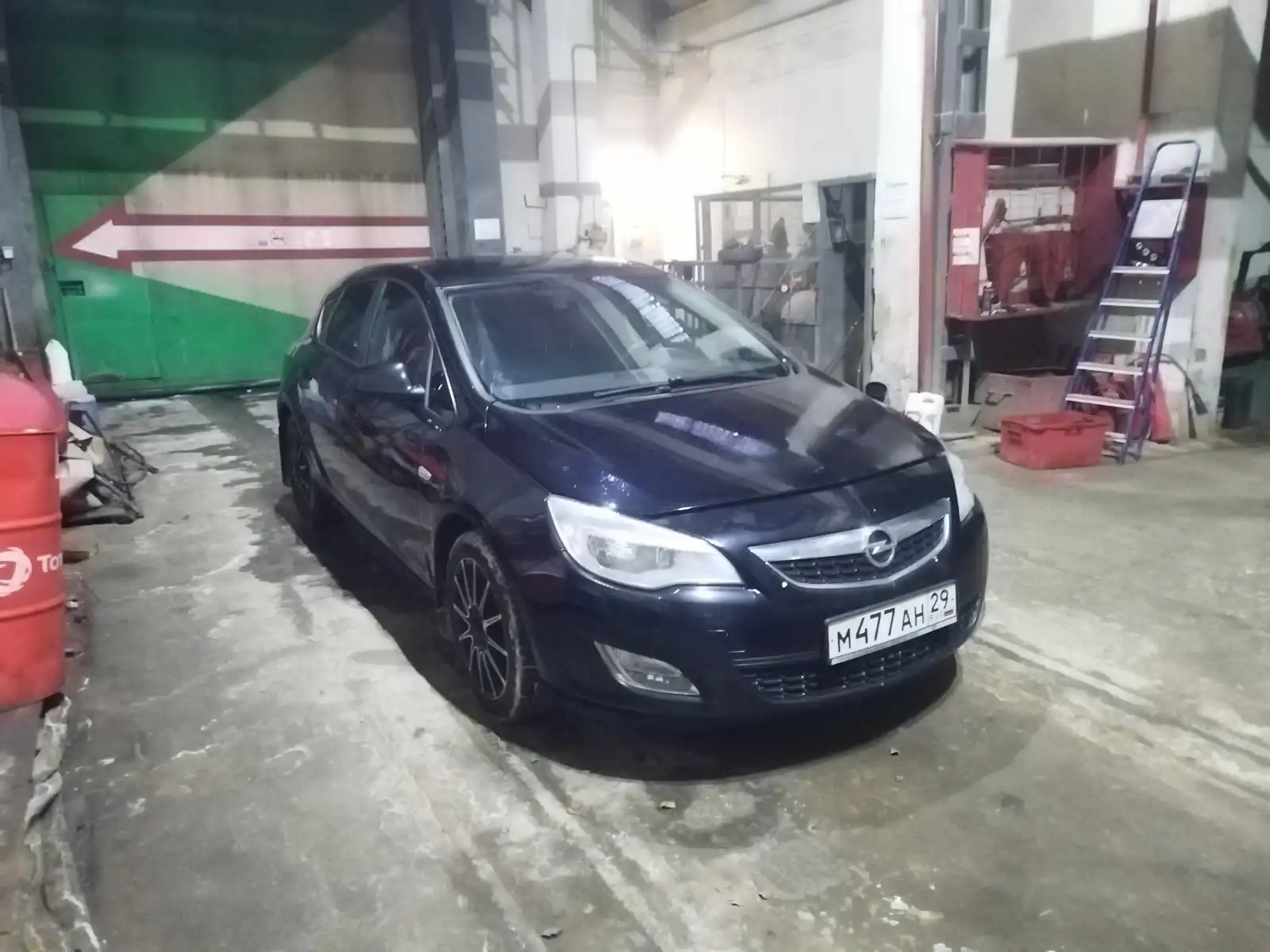 Фото автомобиля OPEL ASTRA, 2010 — госномер М477АН29. Цвет: ЧЕРНЫЙ