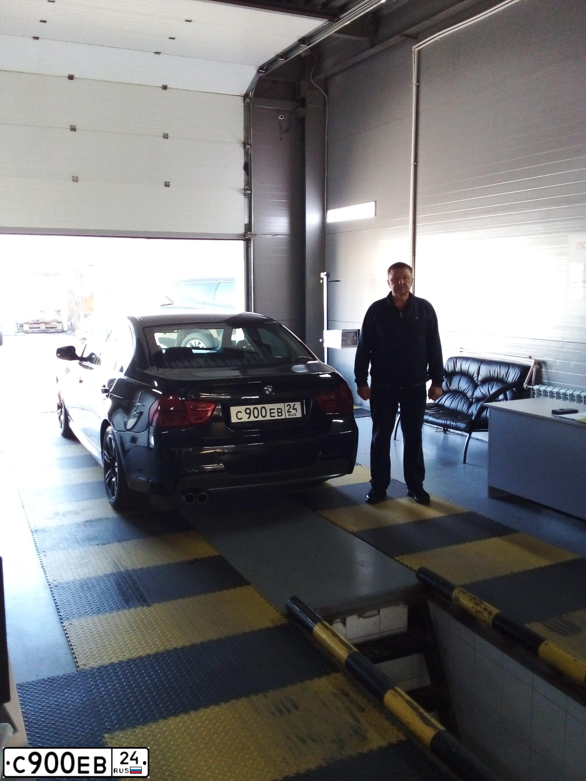 Фото автомобиля BMW 325I, 2010 — госномер Т122ВА196. Цвет: ЧЕРНЫЙ