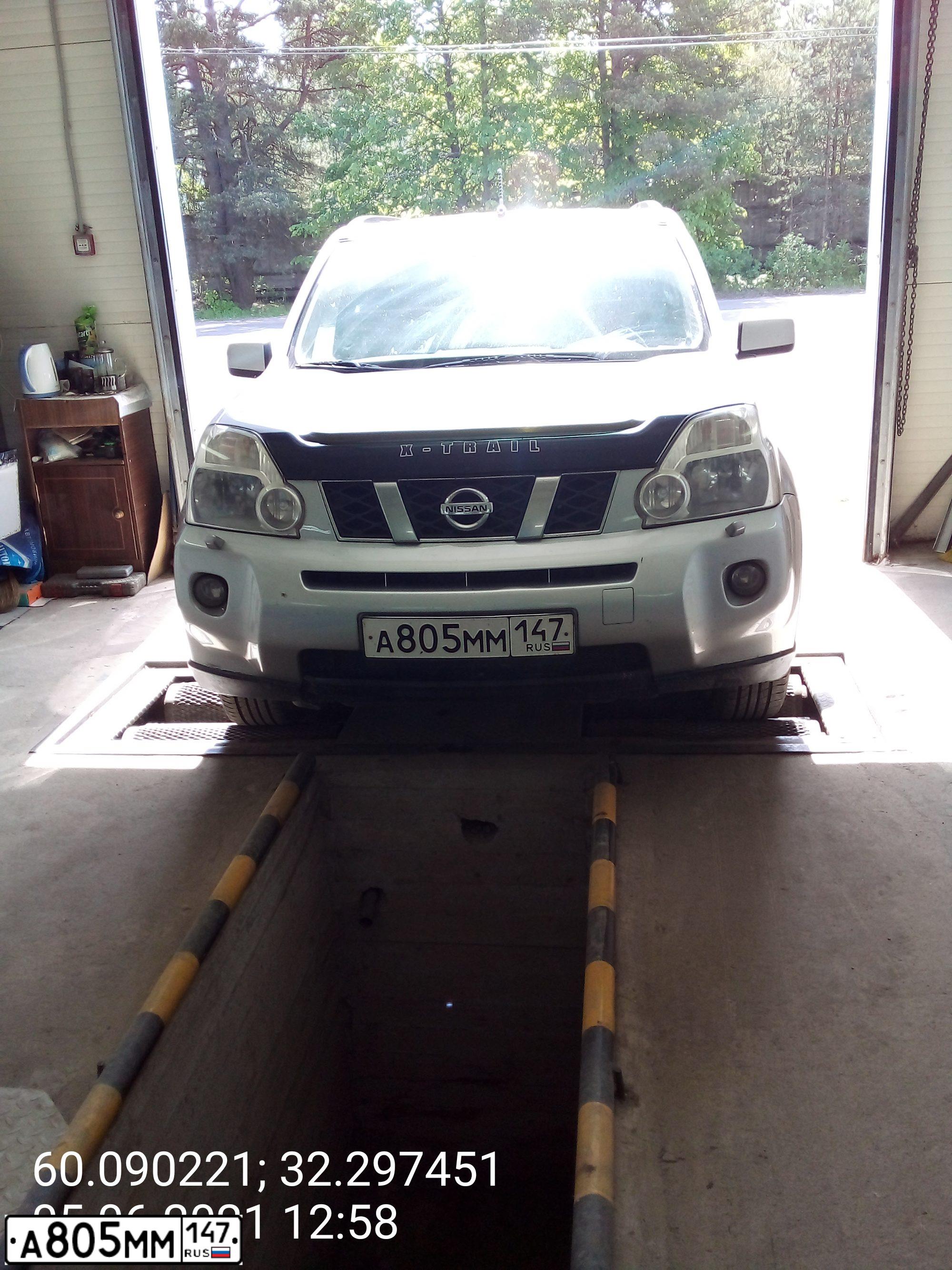 Фото автомобиля NISSAN X-TRAIL, 2008 — госномер Т044ТХ98. Цвет: Серебристый