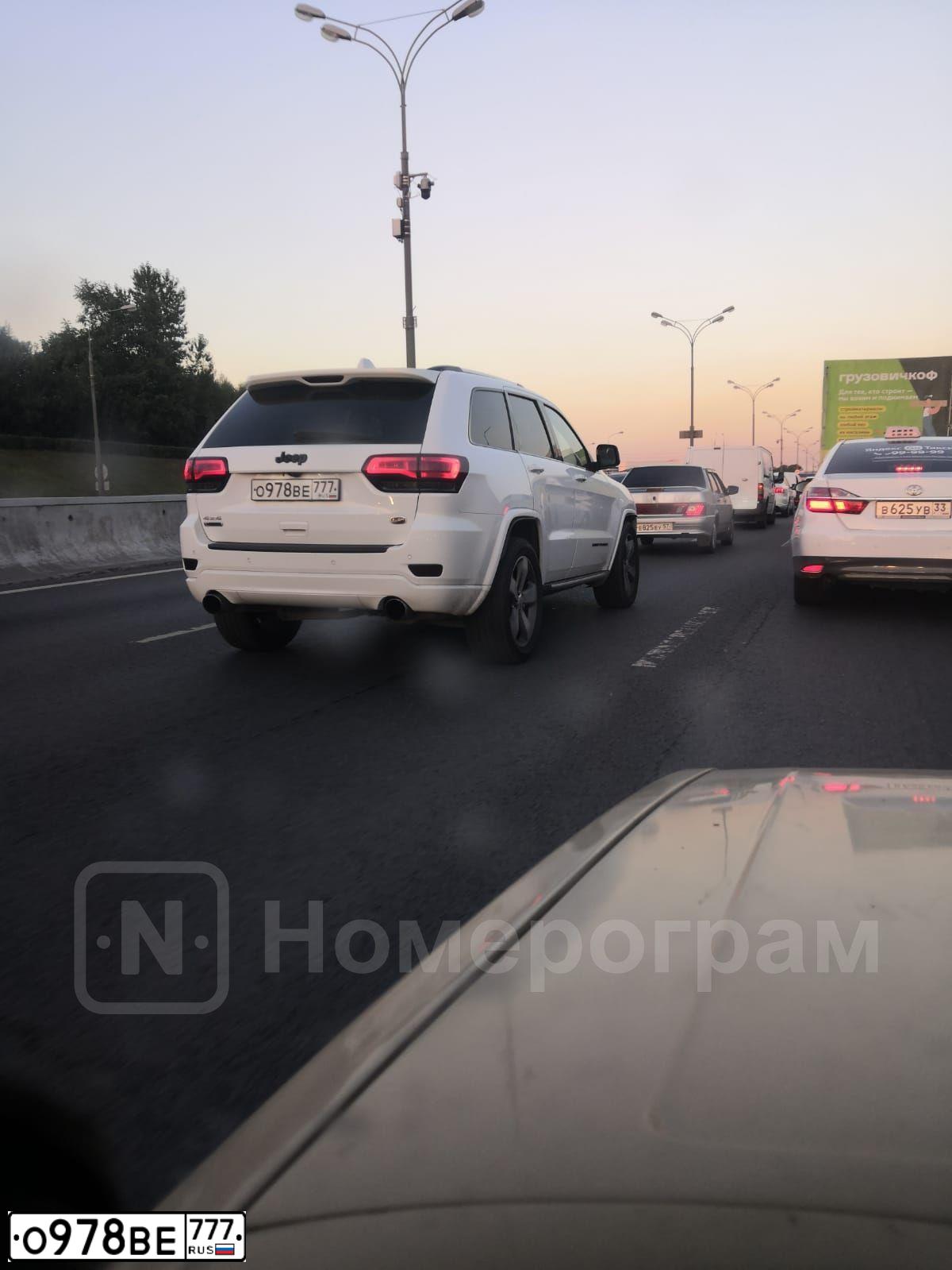 Фото автомобиля JEEP GRAND CHEROKEE, 2013 — госномер О978ВЕ777. Цвет: БЕЛЫЙ