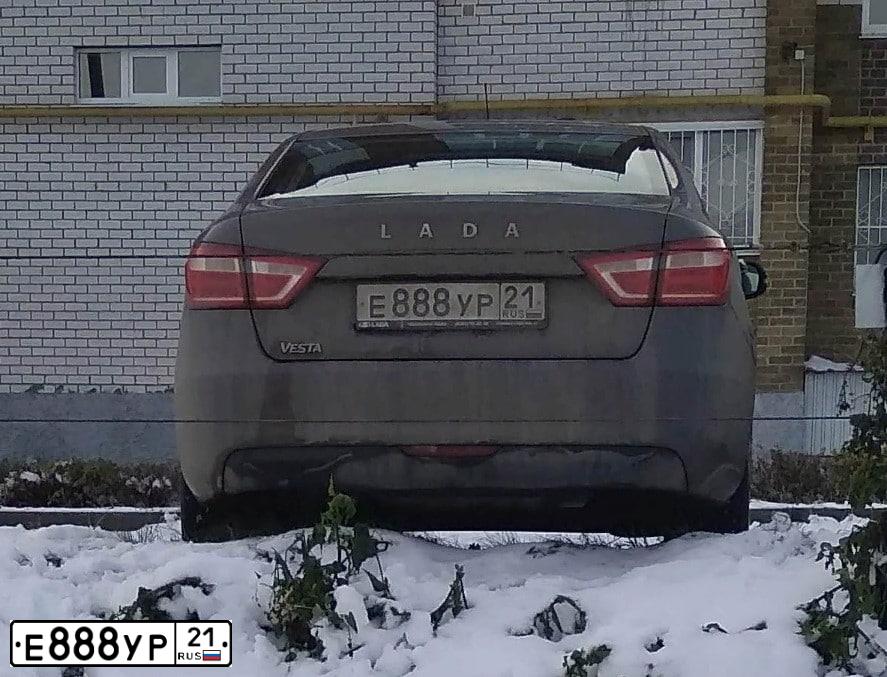 Фото автомобиля LADA VESTA, 2018 — госномер Е888УР21. Цвет: СЕРО-ГОЛУБОЙ