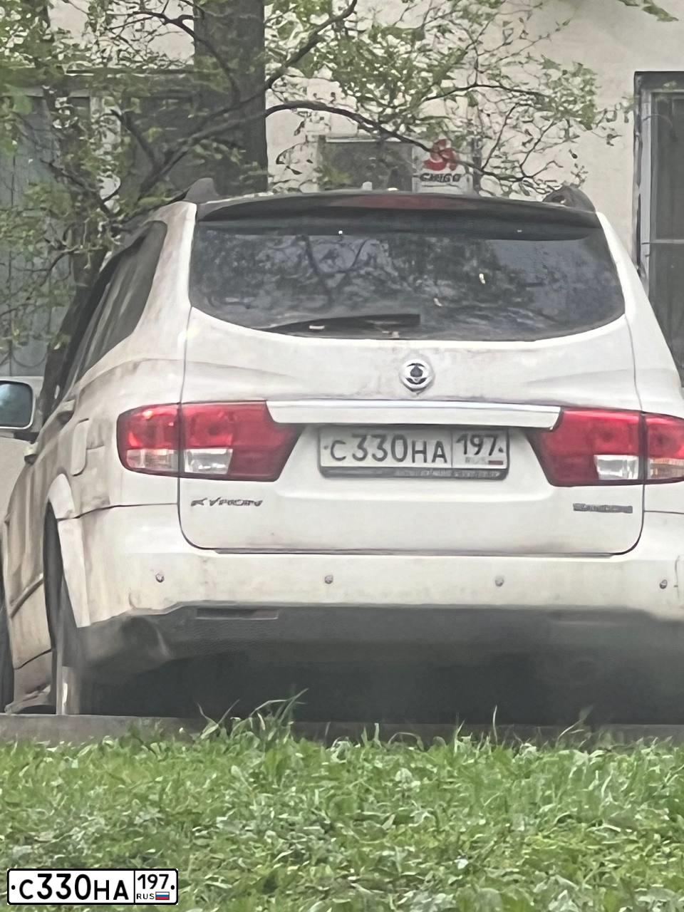 Фото автомобиля SSANGYONG KYRON, 2010 — госномер С330НА197. Цвет: БЕЛЫЙ