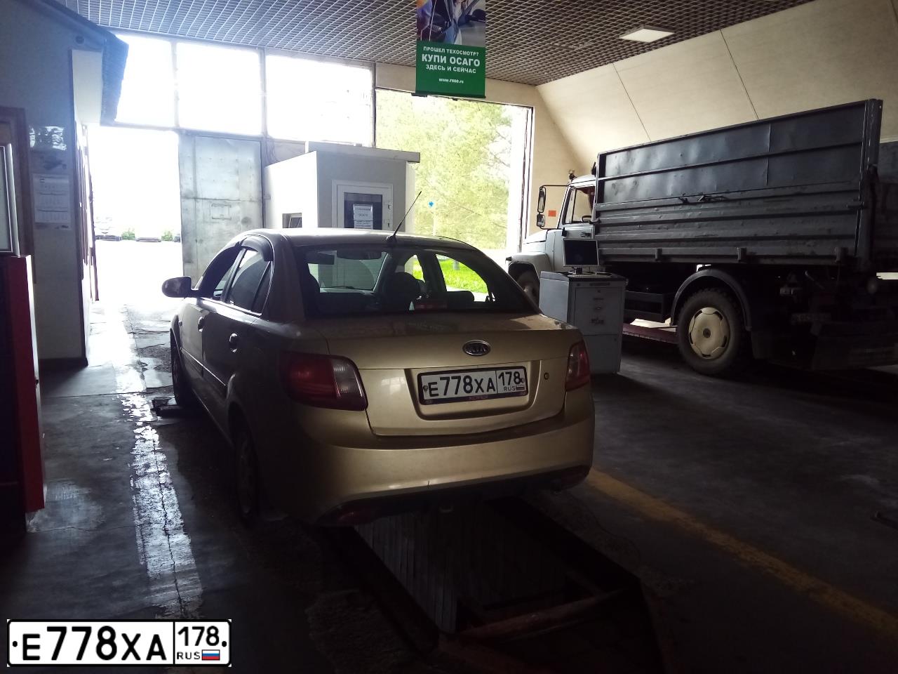 Фото автомобиля KIA RIO, 2010 — госномер Е778ХА178. Цвет: БЕЖЕВЫЙ