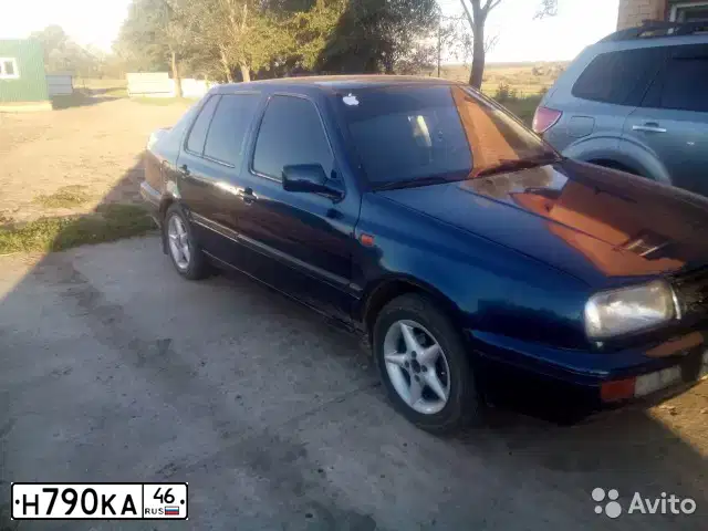 Фото автомобиля VOLKSWAGEN VENTO, 1993 — госномер Е003МЕ99. Цвет: синий