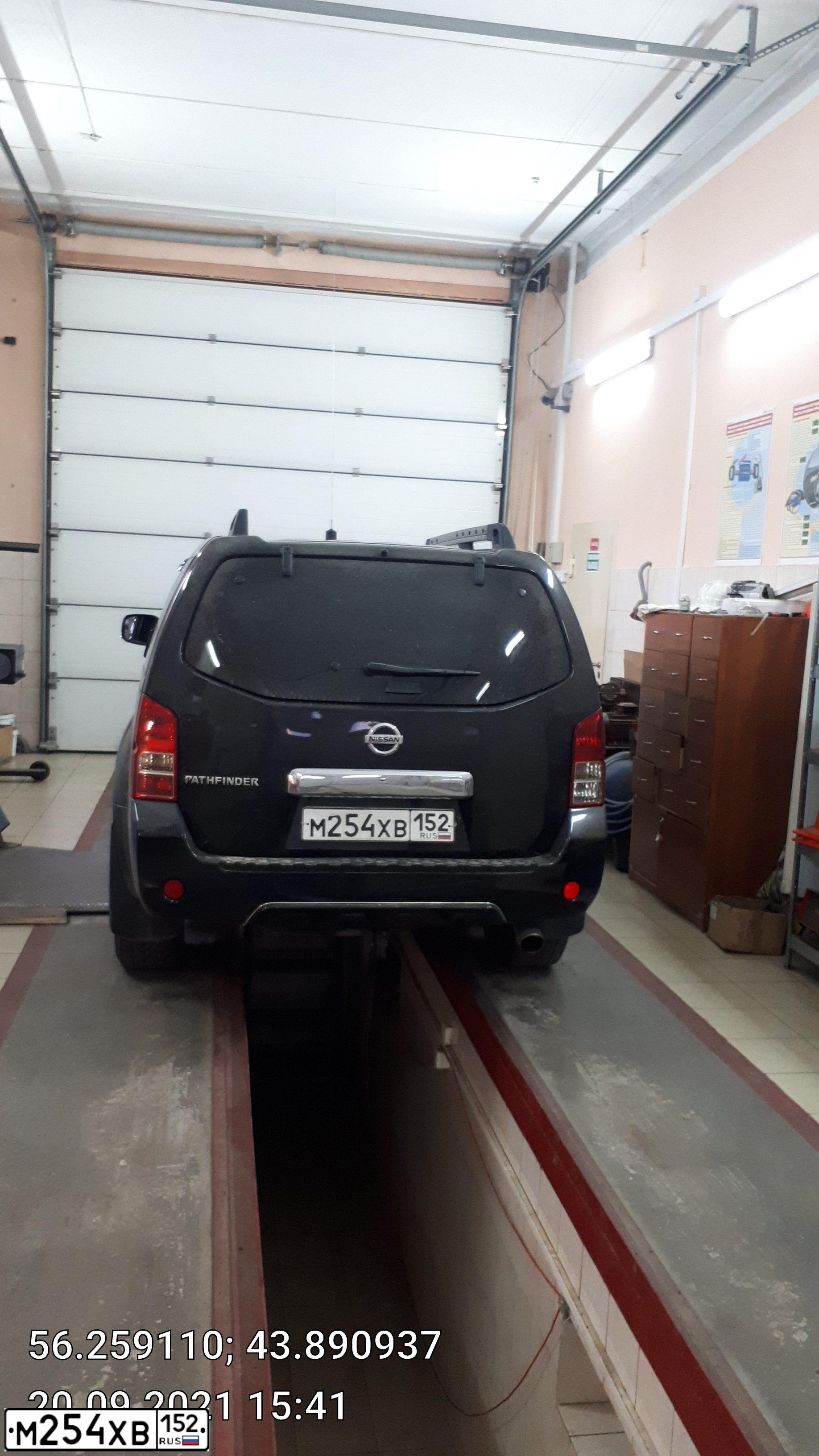 Фото автомобиля NISSAN PATHFINDER, 2013 — госномер М254ХВ152. Цвет: ЧЕРНЫЙ