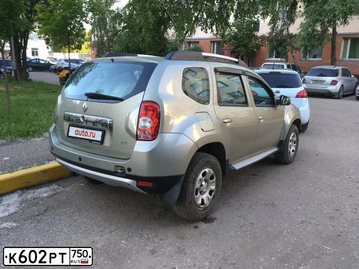 Фото автомобиля RENAULT DUSTER, 2013 — госномер Х975АЕ761. Цвет: БЕЖЕВЫЙ