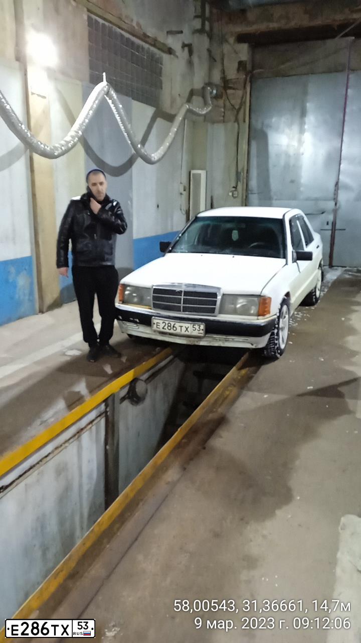Фото автомобиля MERCEDES C-KLASSE, 1991 — госномер У665НН47. Цвет: Белый