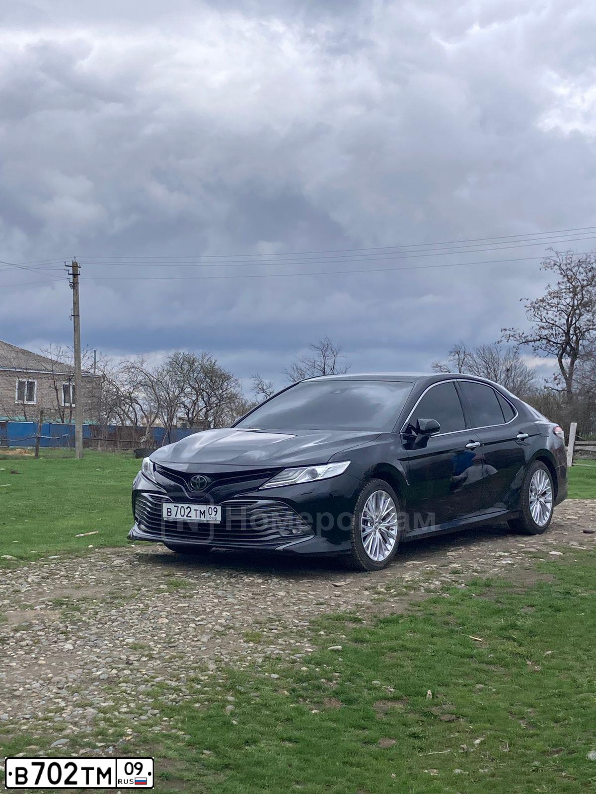 Фото автомобиля TOYOTA CAMRY, 2019 — госномер В702ТМ09. Цвет: ЧЕРНЫЙ МЕТАЛЛИК