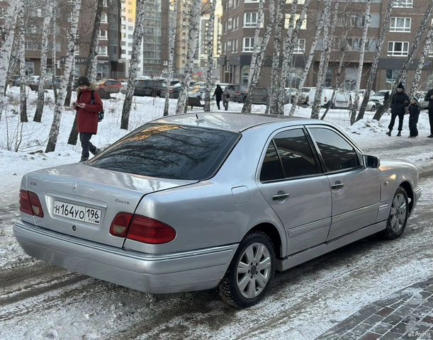 Фото автомобиля MERCEDES E-KLASSE, 1998 — госномер Н164УО196. Цвет: СВЕТЛО-СЕРЫЙ