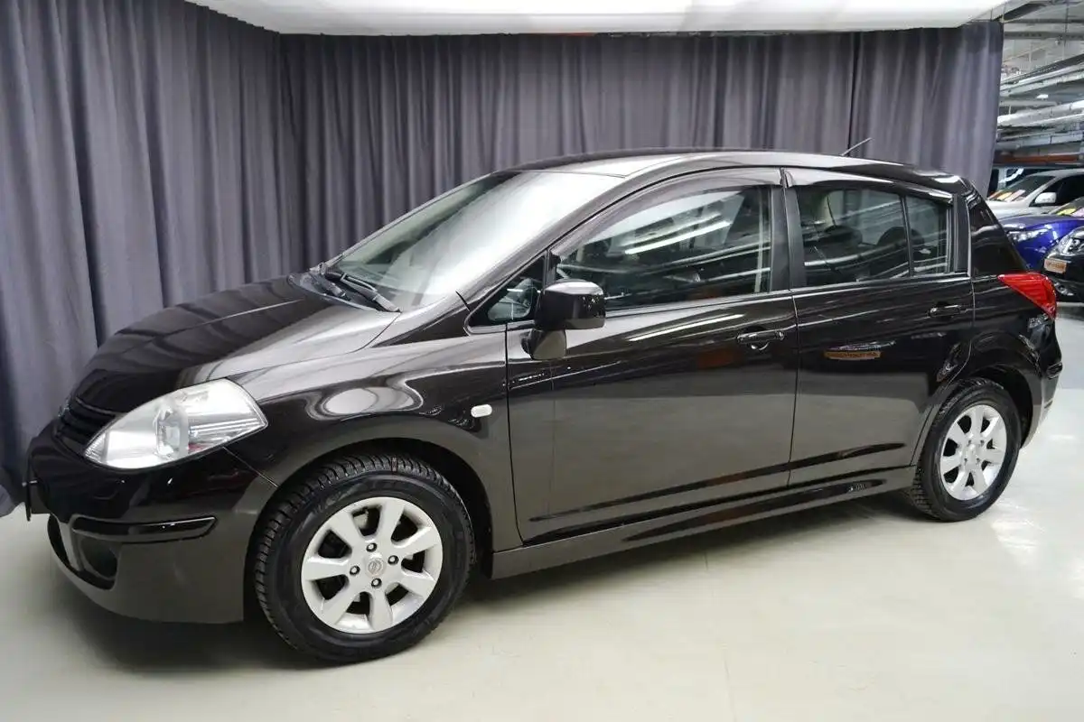 Фото автомобиля NISSAN NOTE, 2006 — госномер К561ХВ161. Цвет: БЕЖЕВЫЙ