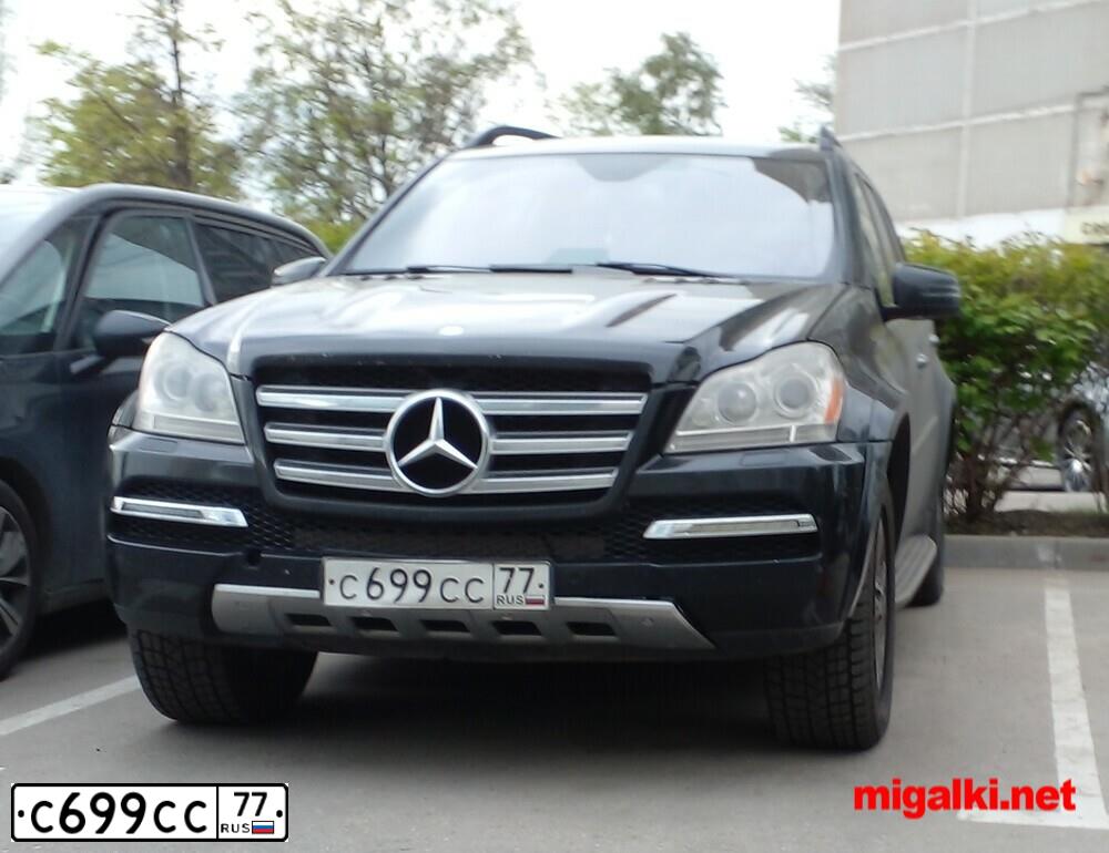 Фото автомобиля MERCEDES VITO, 1999 — госномер У001ВО161. Цвет: Серебристый