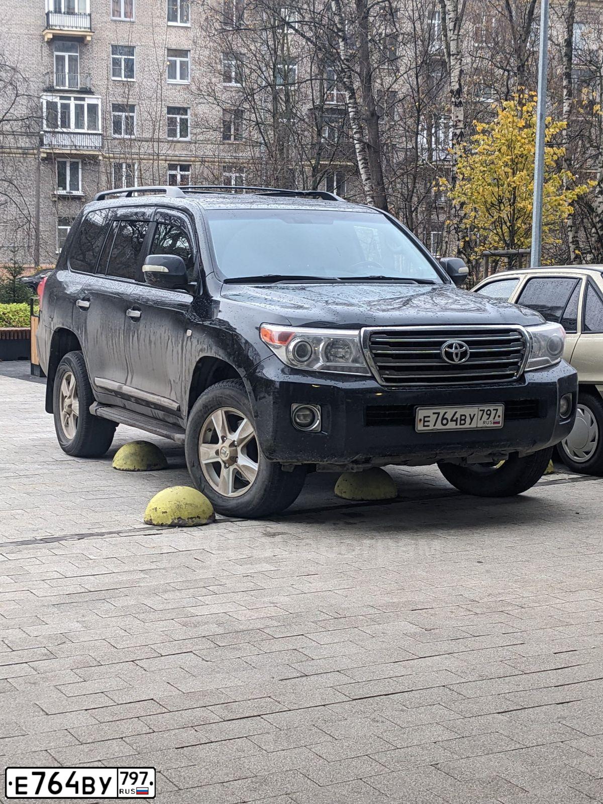 Фото автомобиля TOYOTA LANDCRUISER 200, 2008 — госномер Е764ВУ797. Цвет: ЧЕРНЫЙ