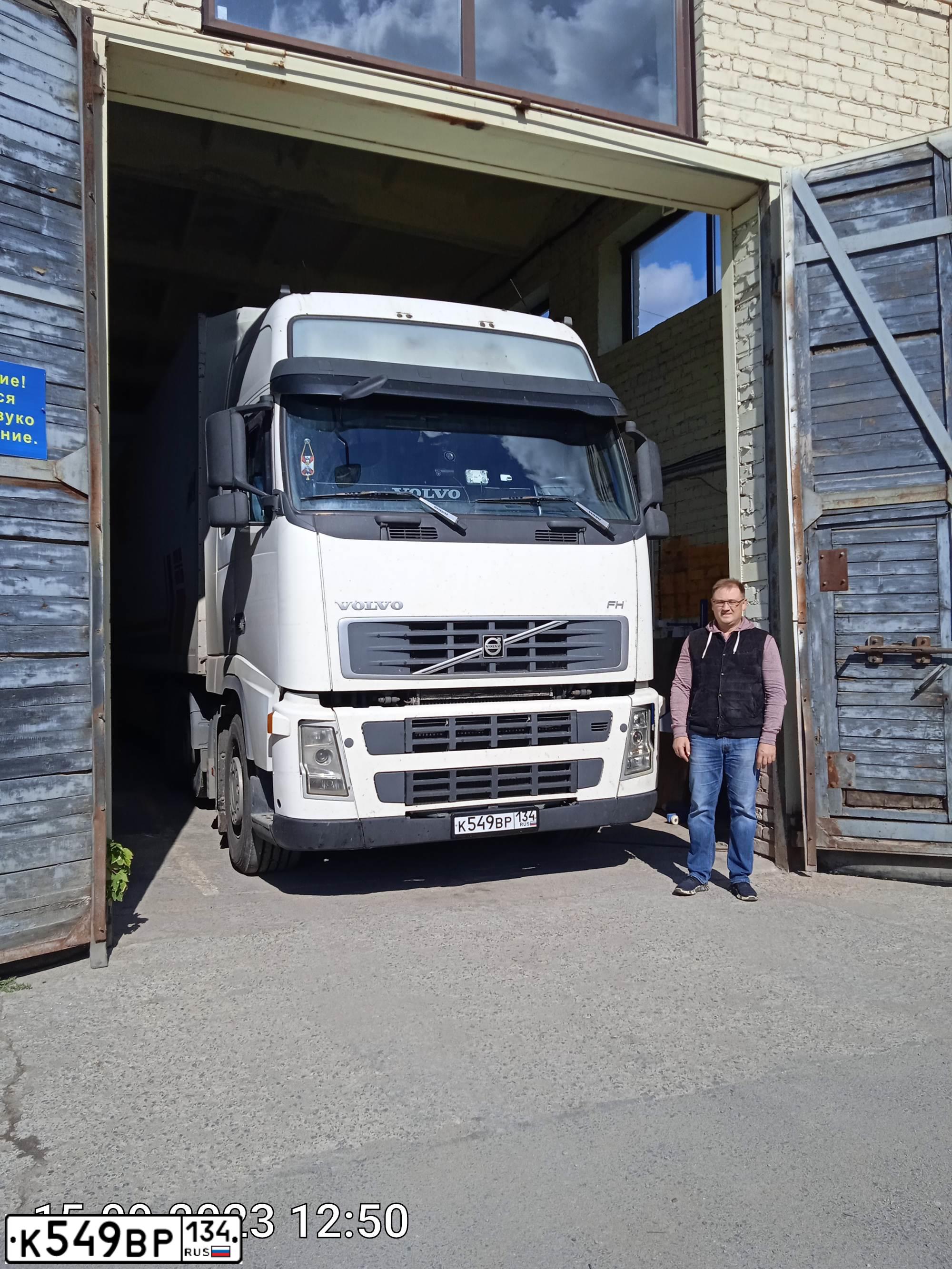 Фото автомобиля VOLVO SERIE FH /6X2/, 2008 — госномер К549ВР134. Цвет: Белый