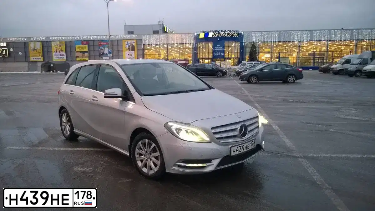Фото автомобиля MERCEDES B-KLASSE, 2012 — госномер Н439НЕ178. Цвет: Серебристый