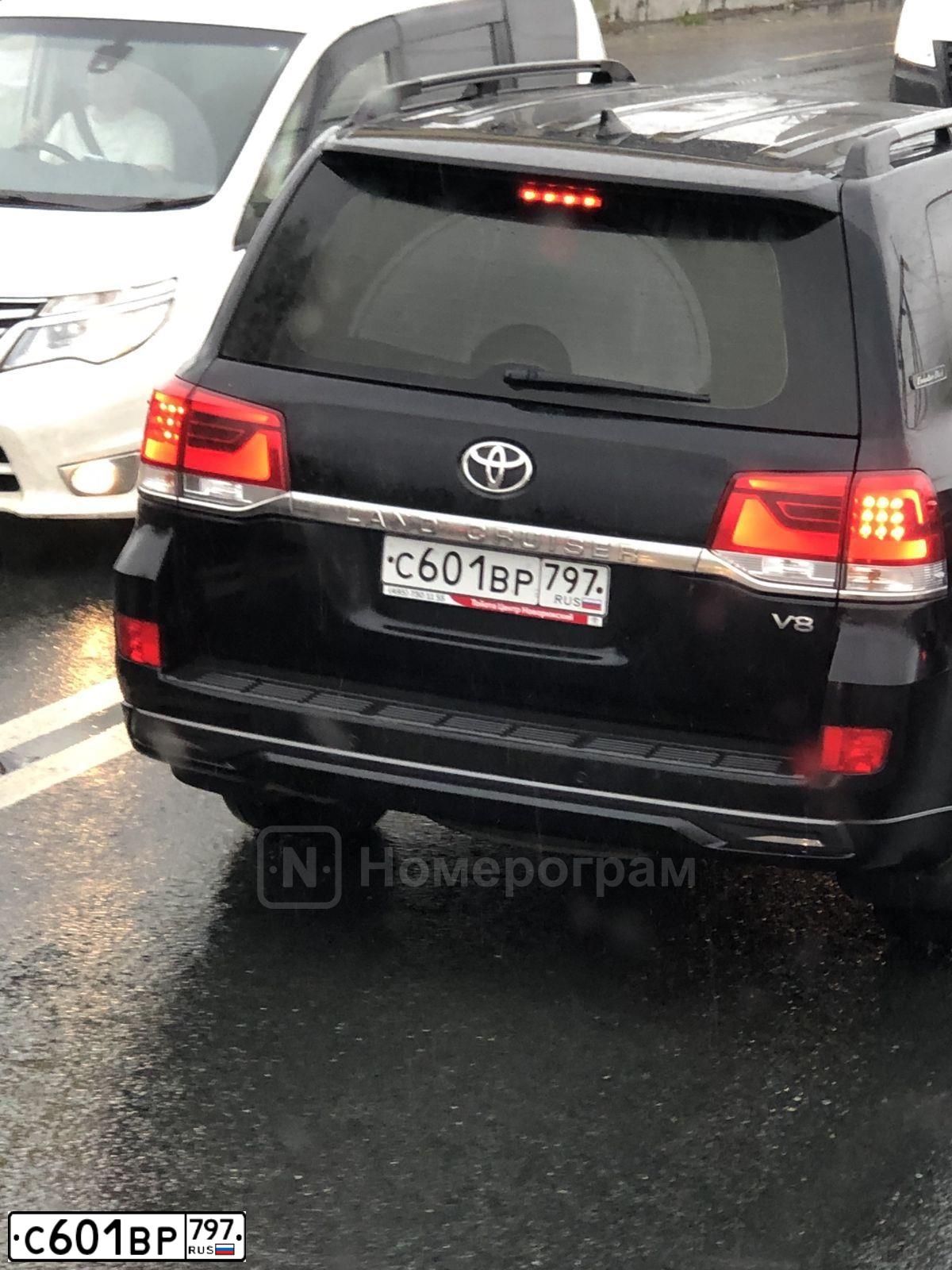 Фото автомобиля TOYOTA LANDCRUISER 200, 2016 — госномер Т100КК77. Цвет: ЧЕРНЫЙ