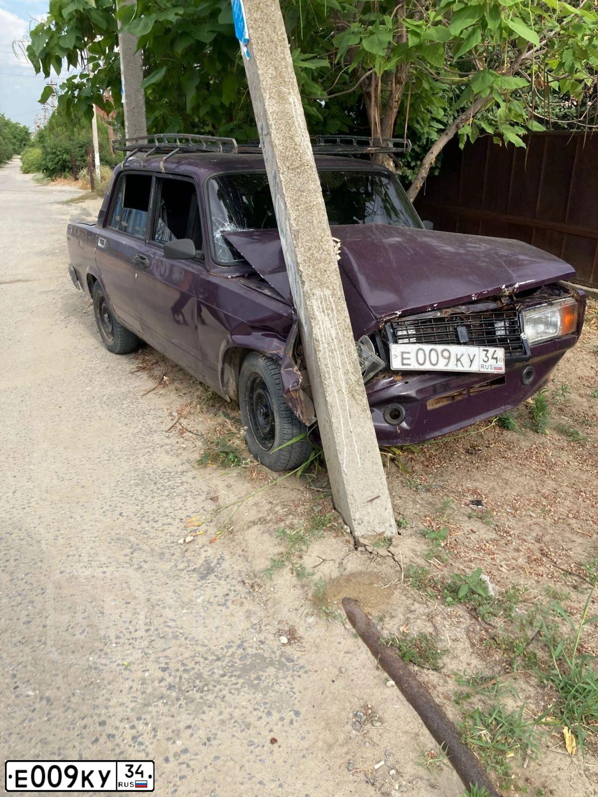 Фото автомобиля GAZ 3110 WOLGA, 2000 — госномер Е099КУ34. Цвет: БЕЛЫЙ