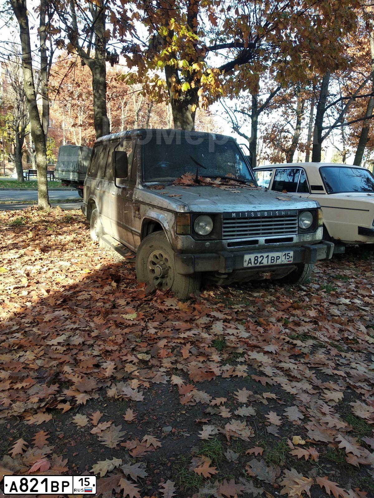 Фото автомобиля MITSUBISHI PAJERO, 1989 — госномер А821ВР15. Цвет: СЕРЫЙ |БЕЛЫЙ