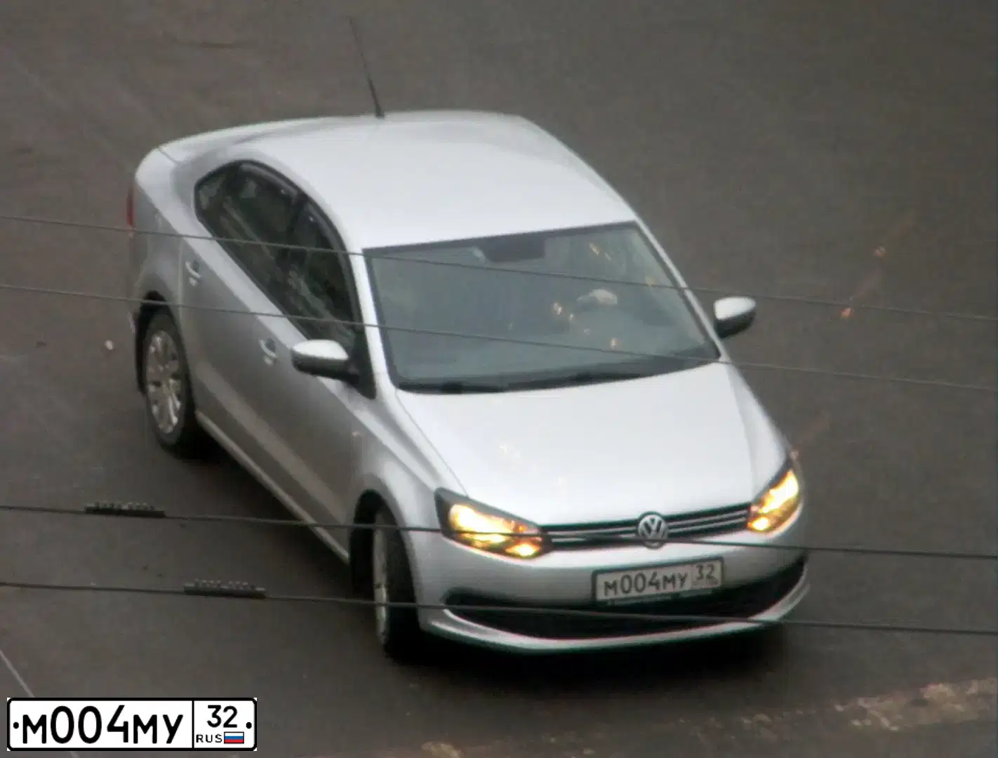 Фото автомобиля VOLKSWAGEN POLO, 2012 — госномер М004МУ32. Цвет: серебристый