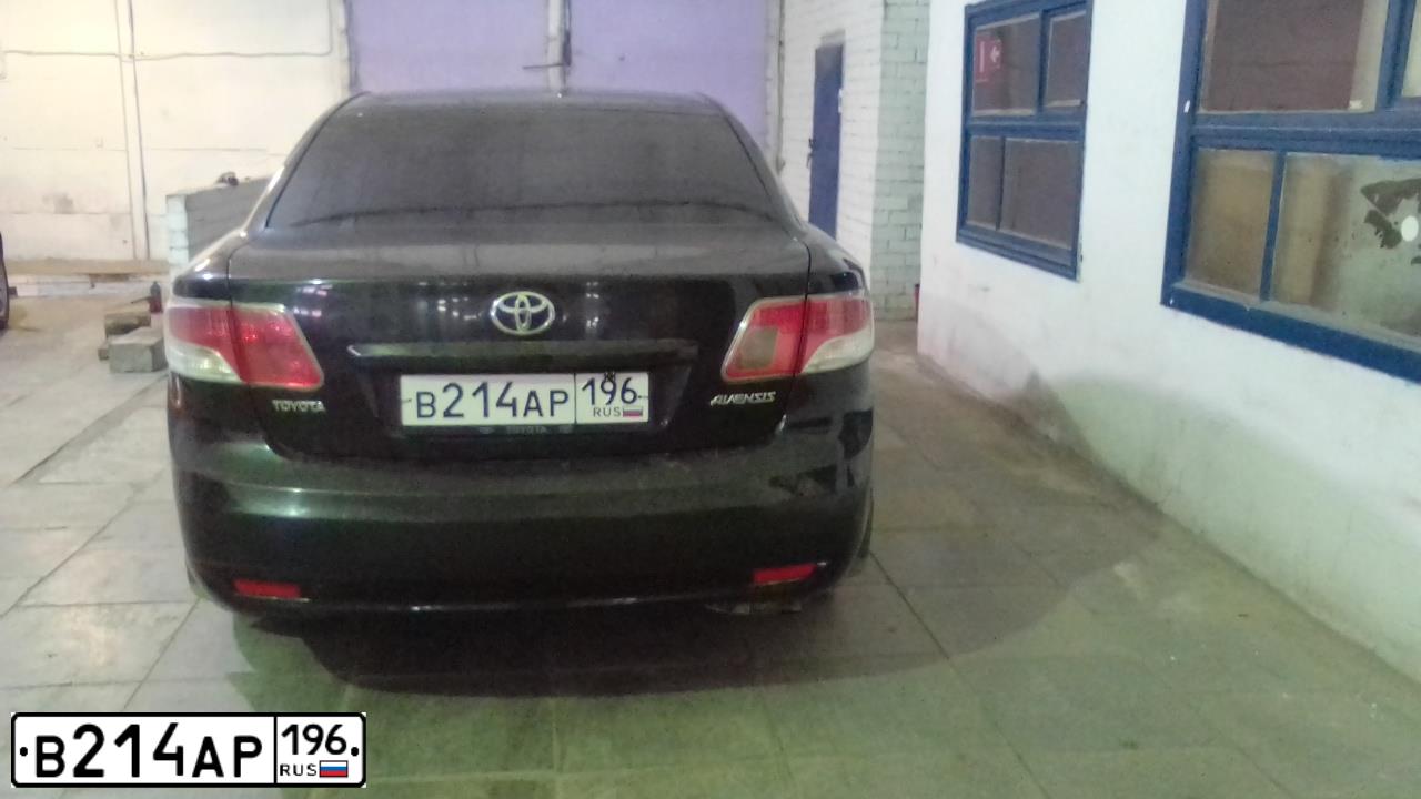 Фото автомобиля TOYOTA AVENSIS, 2009 — госномер В214АР196. Цвет: ЧЕРНЫЙ