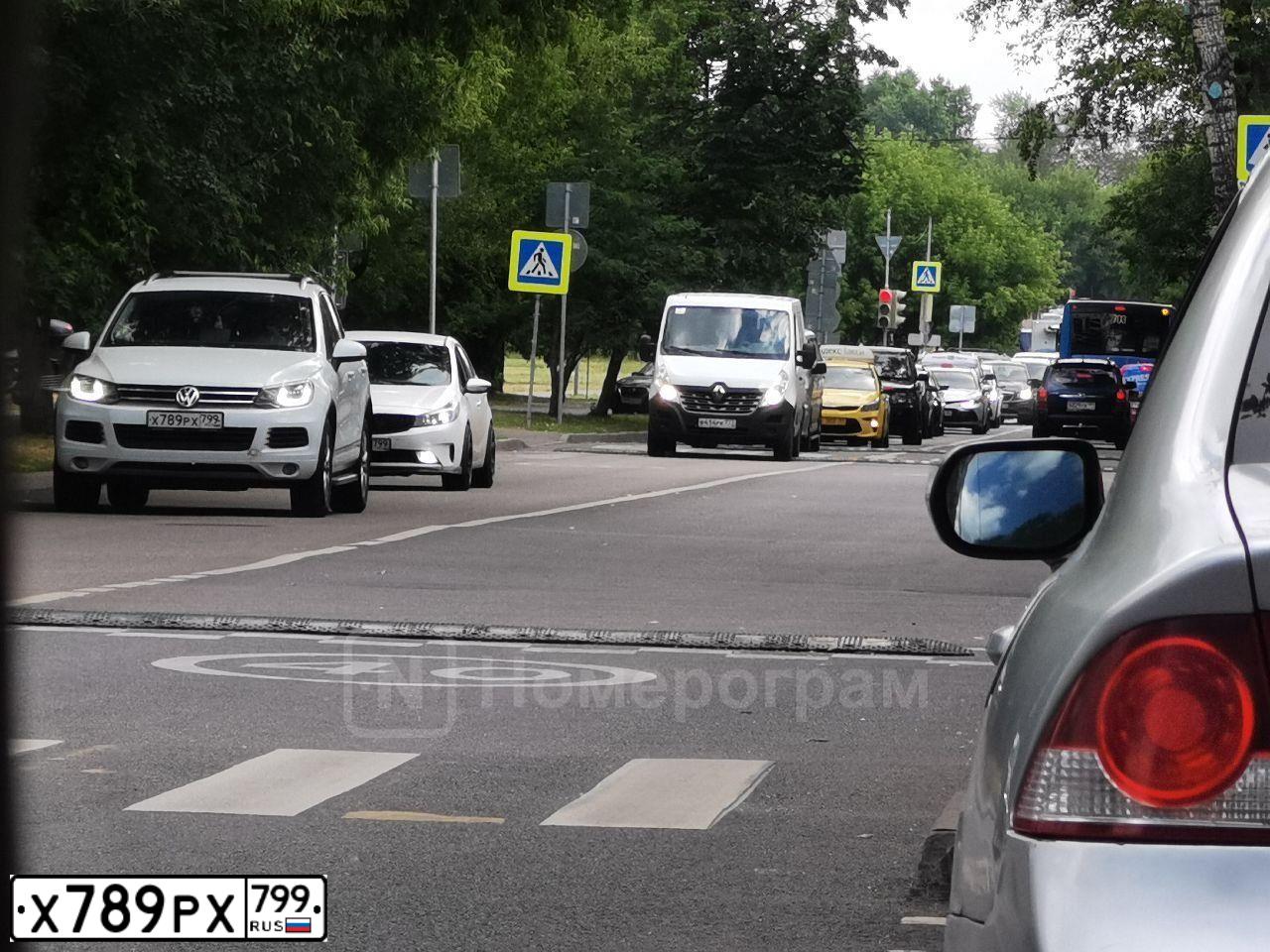 Фото автомобиля VOLKSWAGEN TOUAREG, 2013 — госномер Х789ХР799. Цвет: Белый