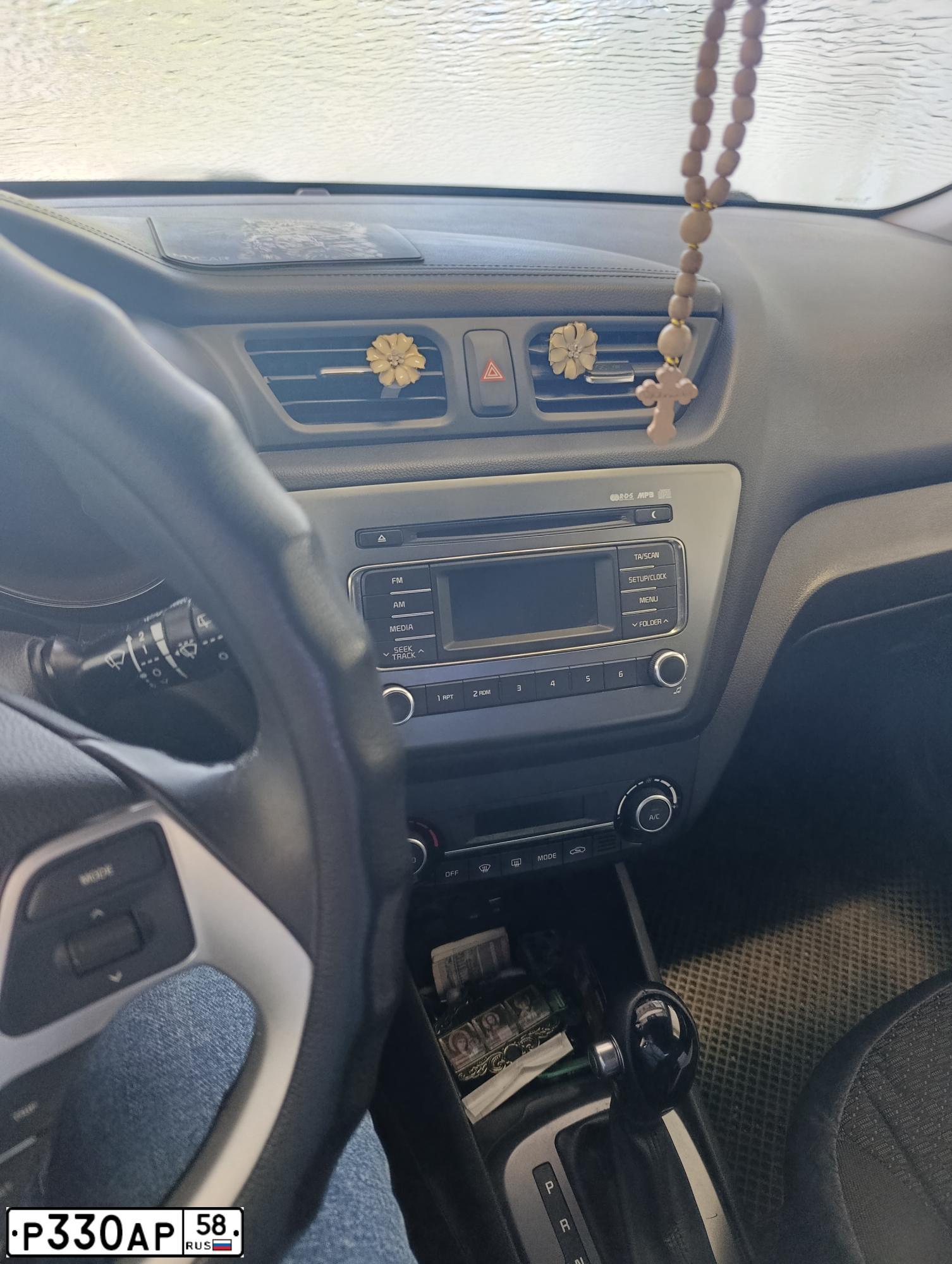 Фото автомобиля KIA RIO, 2015 — госномер М486ХК164. Цвет: Белый