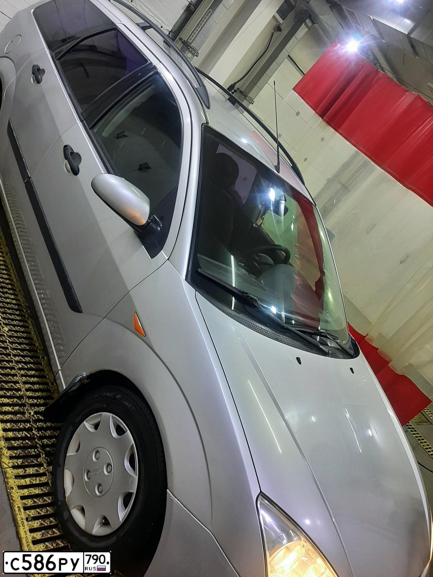 Фото автомобиля FORD FOCUS, 2004 — госномер Р015ТХ40. Цвет: СВЕТЛО-СЕРЫЙ