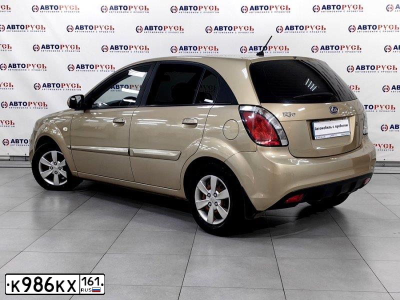 Фото автомобиля KIA RIO, 2010 — госномер К986КХ161. Цвет: БЕЖЕВЫЙ