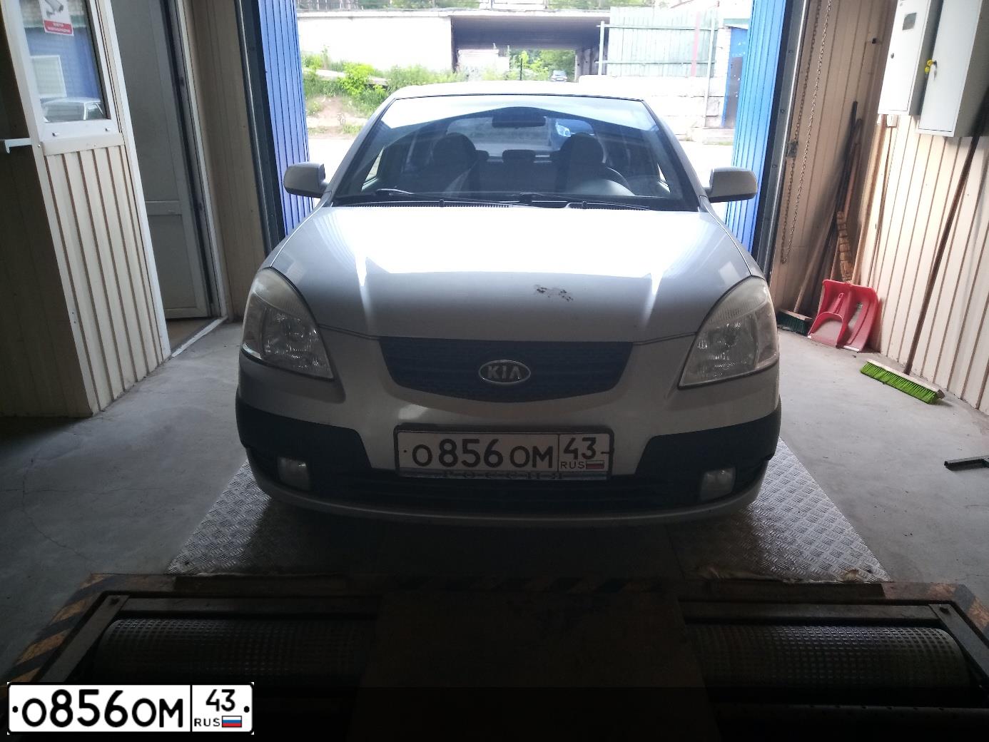 Фото автомобиля KIA RIO, 2006 — госномер О856ОМ43. Цвет: СЕРЕБРИСТЫЙ