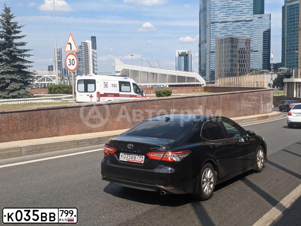Фото автомобиля TOYOTA CAMRY, 2021 — госномер К035ВВ799. Цвет: ЧЕРНЫЙ