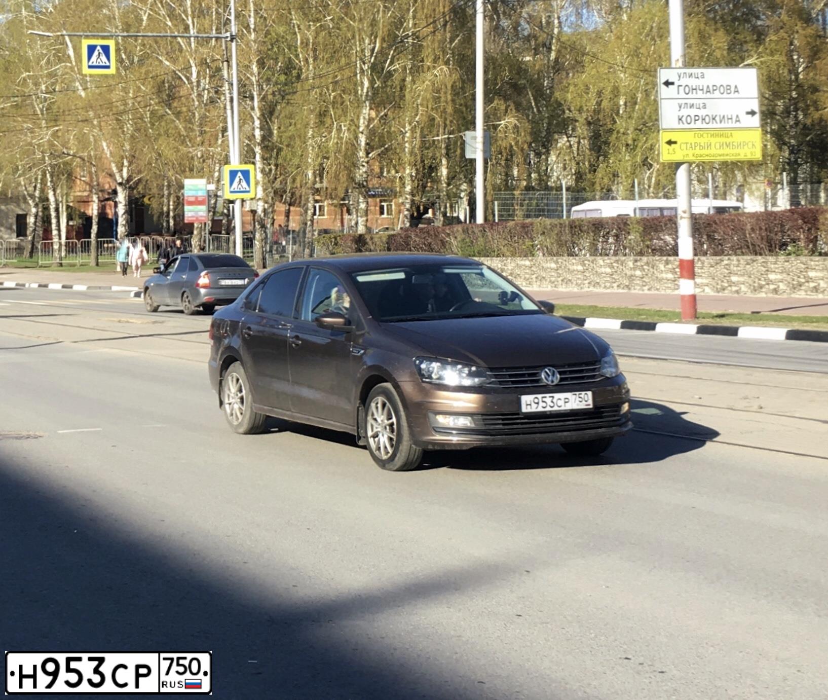 Фото автомобиля VOLKSWAGEN POLO, 2018 — госномер Н953СР750. Цвет: Коричневый