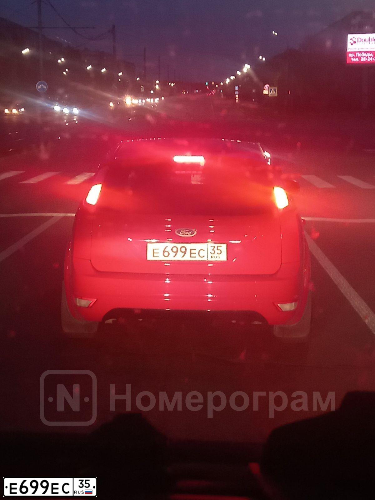 Фото автомобиля FORD FOCUS, 2010 — госномер Е699ЕС35. Цвет: КРАСНЫЙ