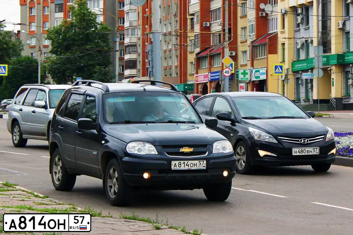 Фото автомобиля CHEVROLET NIVA, 2011 — госномер А814ОН57. Цвет: Черно-синий металлик