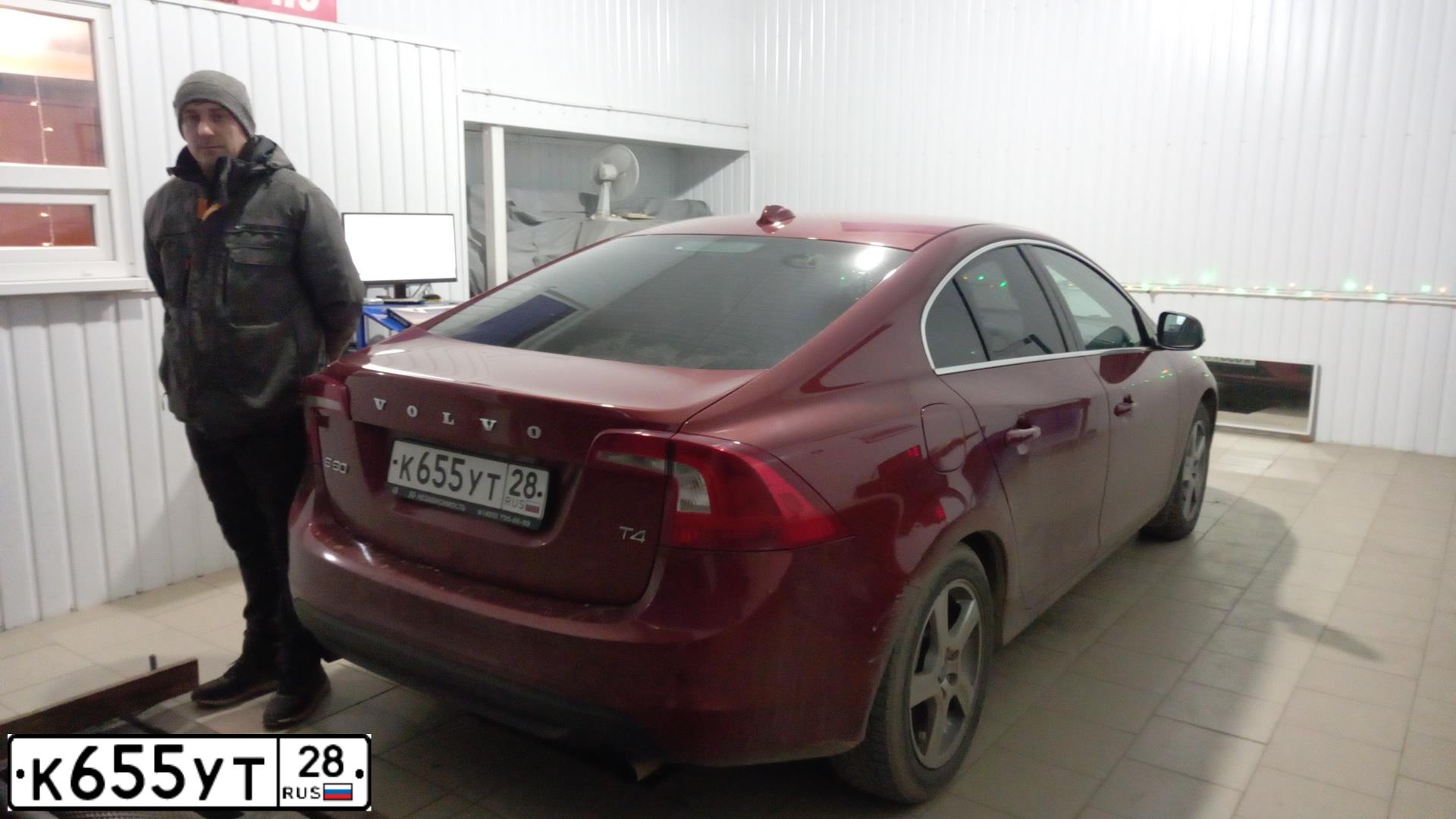 Фото автомобиля VOLVO S60, 2012 — госномер К655УТ28. Цвет: Красный
