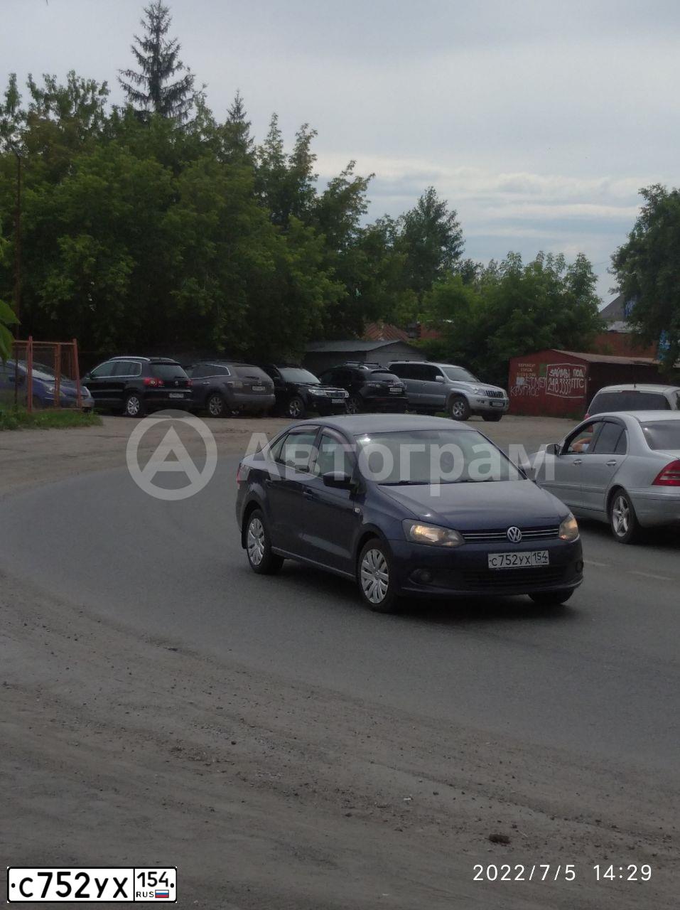 Фото автомобиля VOLKSWAGEN POLO, 2014 — госномер С752УХ154. Цвет: ТЕМНО СИНИЙ