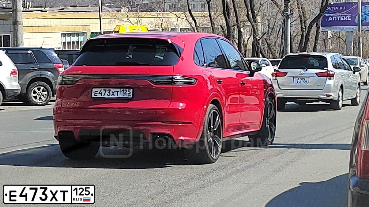 Фото автомобиля PORSCHE CAYENNE GTS, 2021 — госномер Е473ХТ125. Цвет: Красный