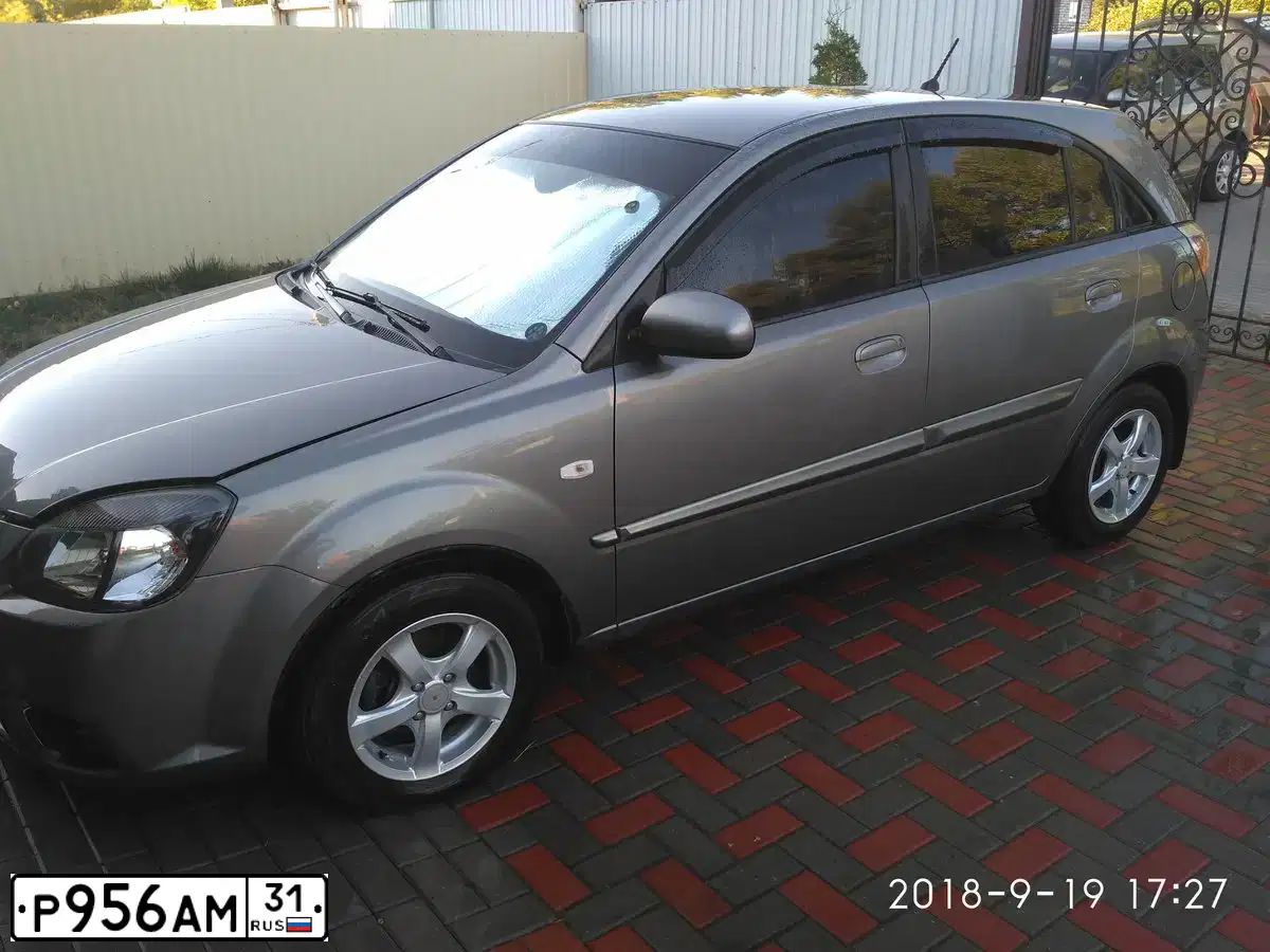 Фото автомобиля KIA RIO, 2010 — госномер Х236КК31. Цвет: ПЕРЛАМ-СЕРЕБРИСТЫЙ