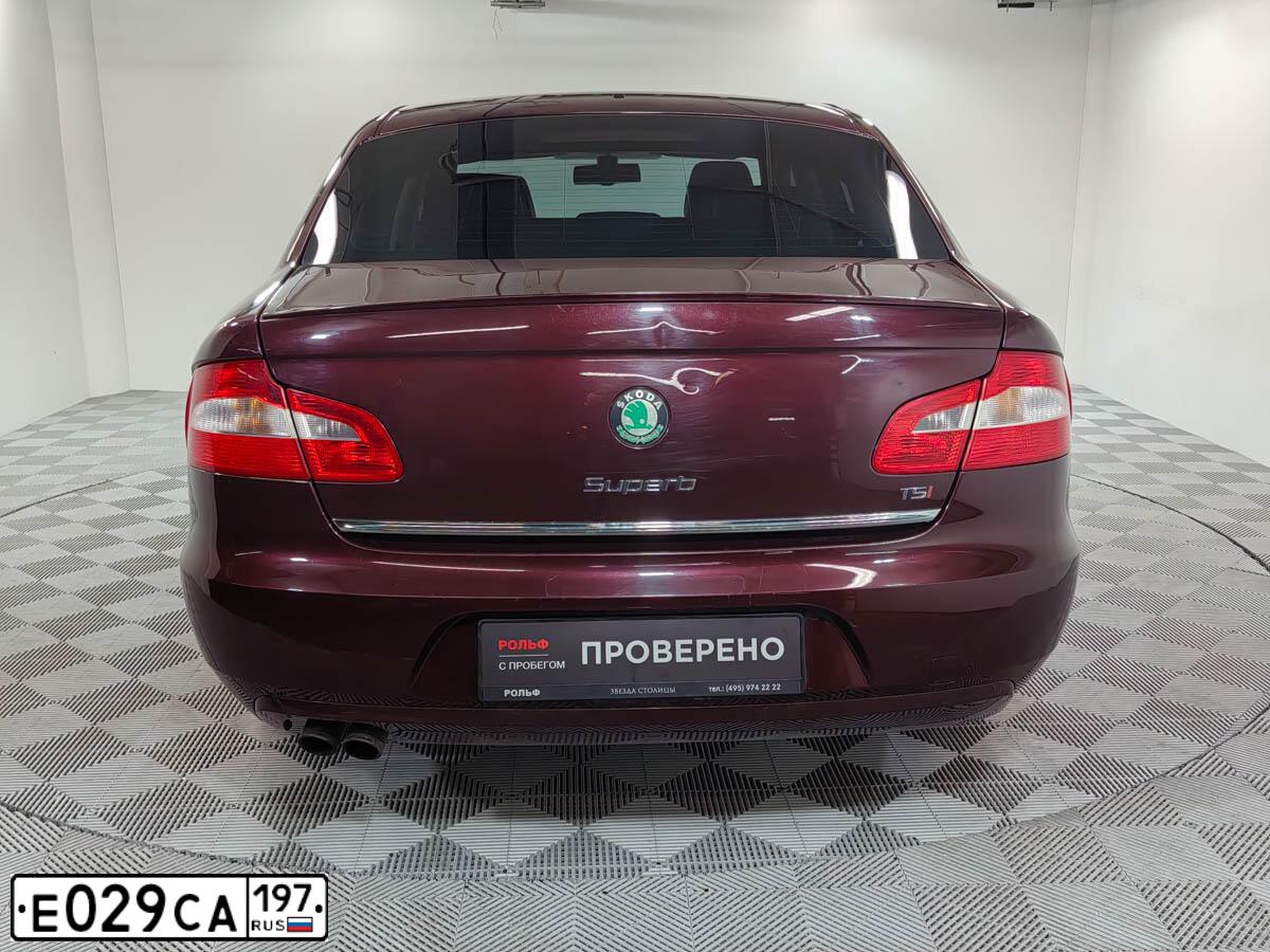 Фото автомобиля SKODA SUPERB, 2011 — госномер Х275АЕ250. Цвет: Красный
