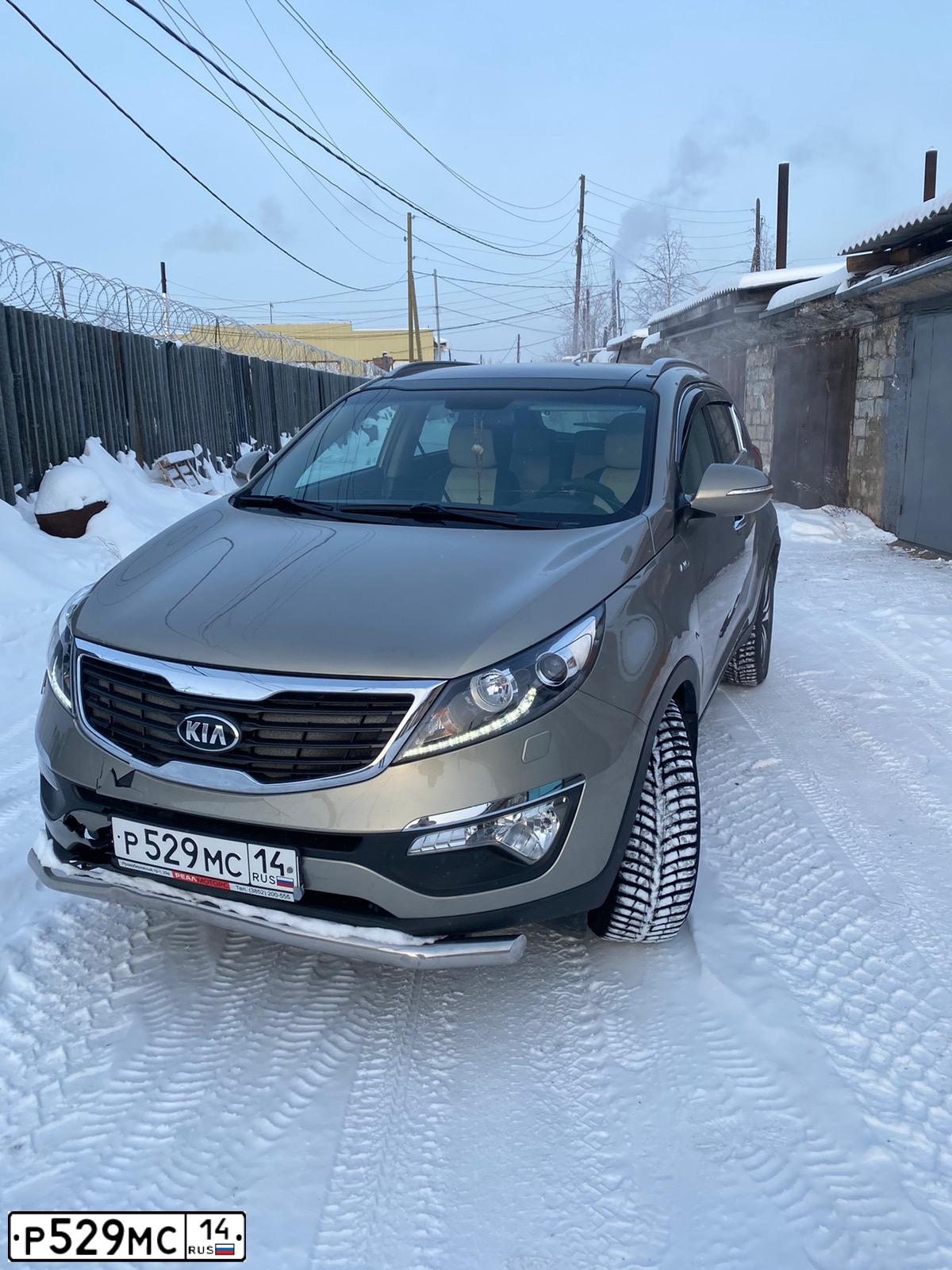 Фото автомобиля KIA SPORTAGE, 2014 — госномер Р529МС14. Цвет: Серебристый