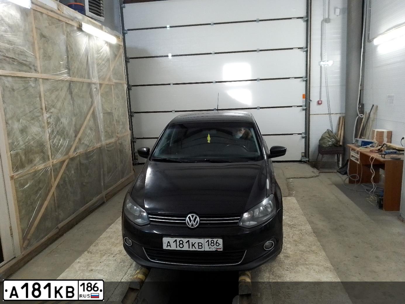 Фото автомобиля VOLKSWAGEN POLO, 2012 — госномер А181КВ186. Цвет: ЧЕРНЫЙ