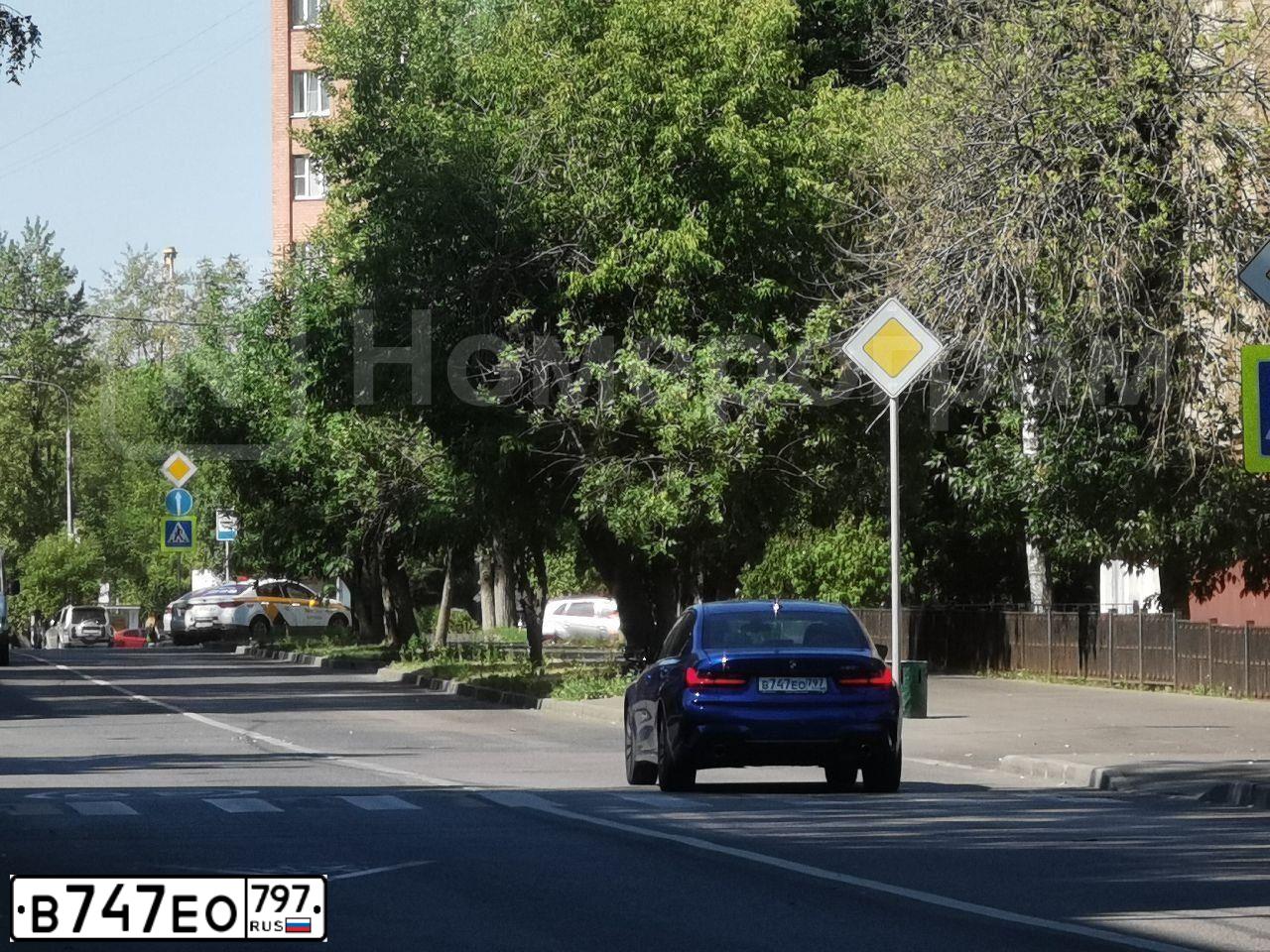 Фото автомобиля БМВ 320I XDRIVE, 2021 — госномер В747ЕО797. Цвет: синий
