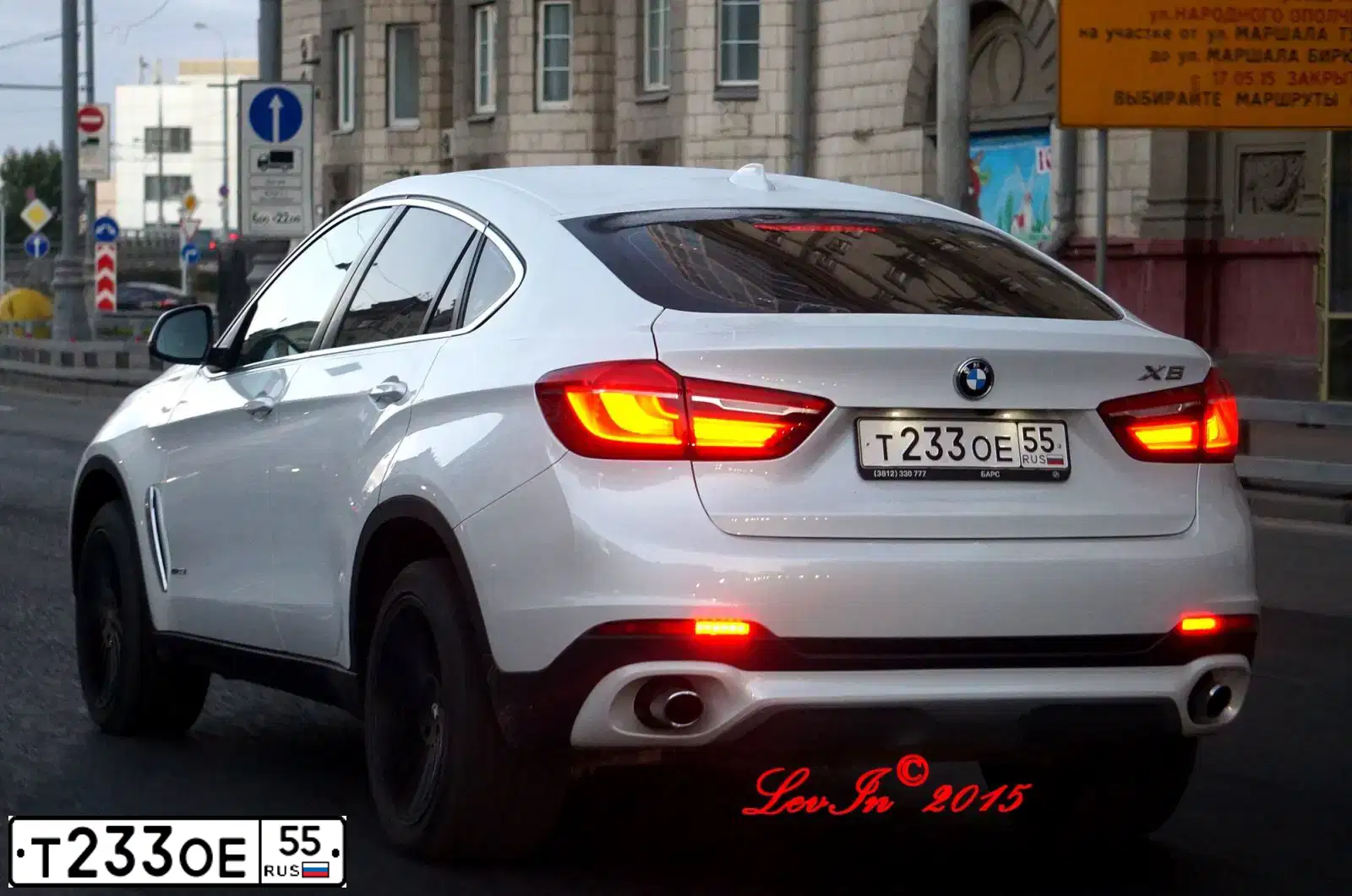 Фото автомобиля BMW X6, 2015 — госномер У001ОТ55. Цвет: БЕЛЫЙ