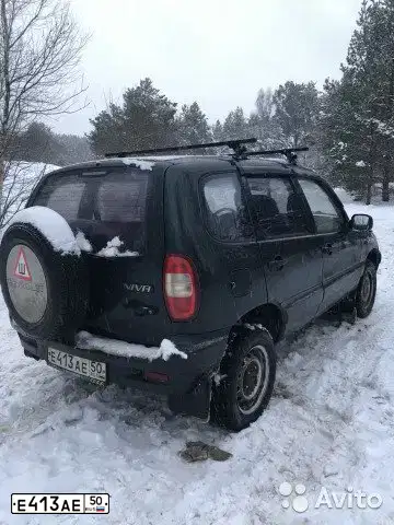 Фото автомобиля CHEVROLET NIVA, 2004 — госномер Е413АЕ50. Цвет: ЗЕЛЕНЫЙ ТЕМНЫЙ
