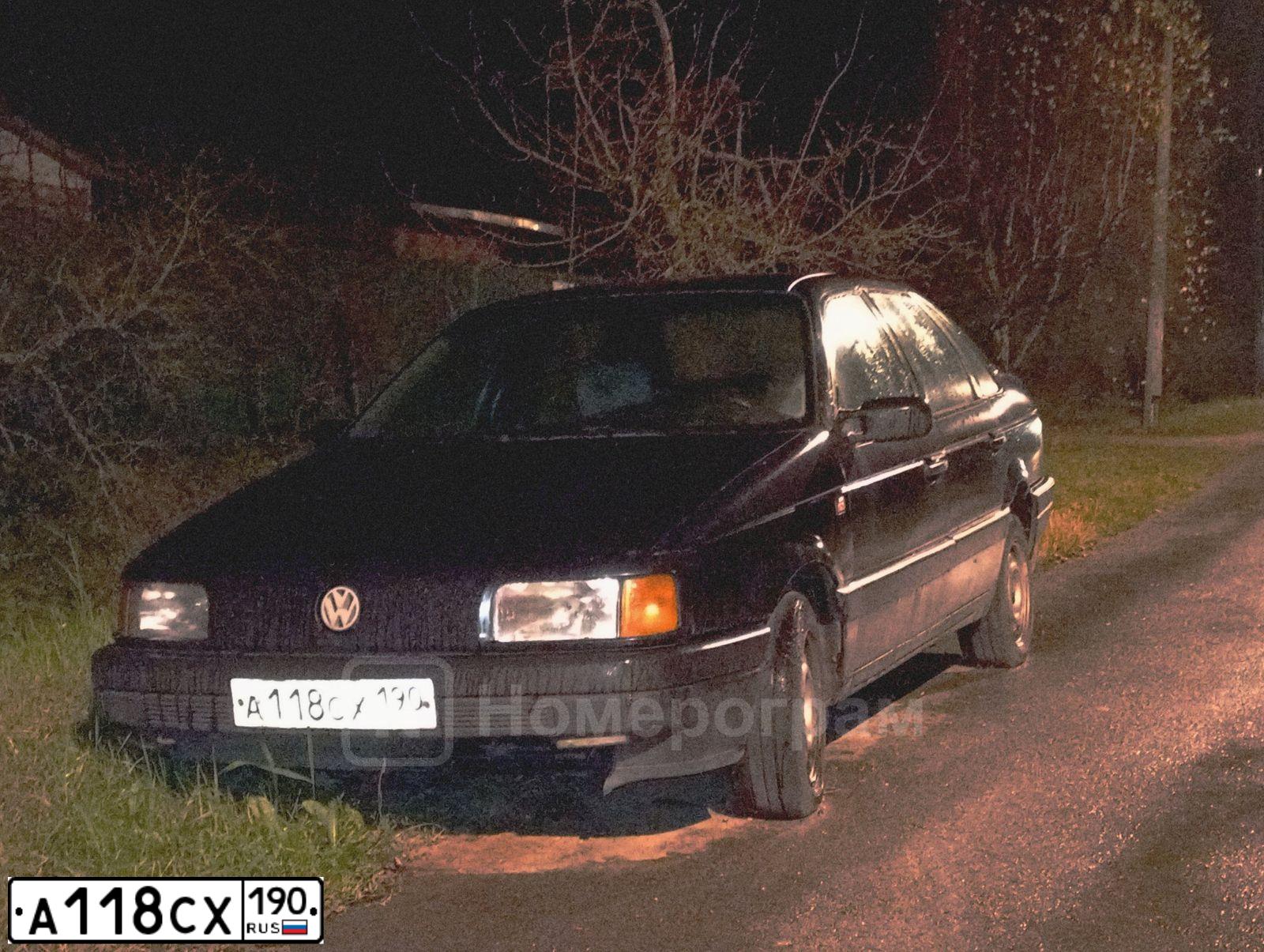 Фото автомобиля VOLKSWAGEN PASSAT, 1991 — госномер А118СХ190. Цвет: СИНИЙ ТЕМНЫЙ