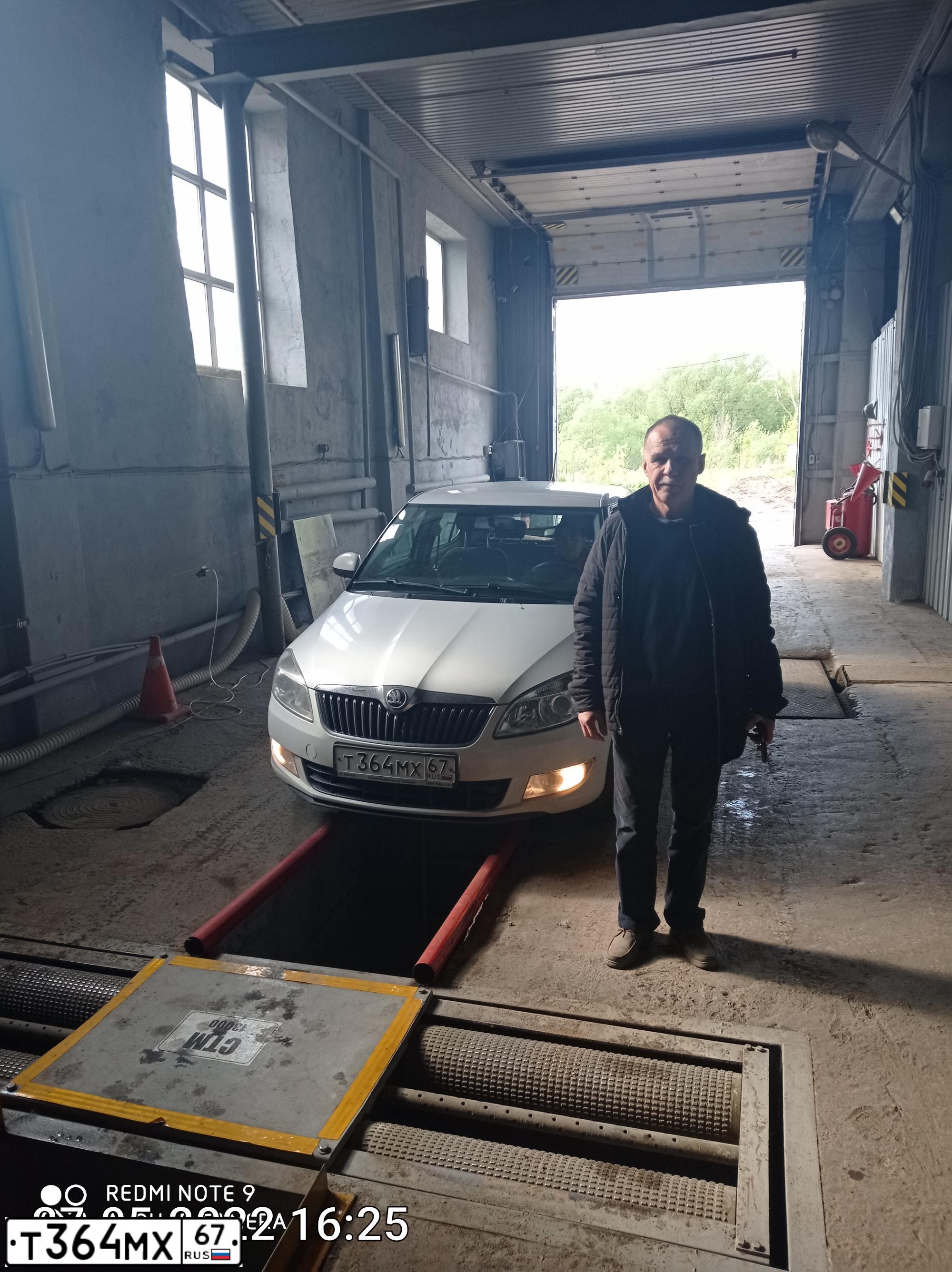 Фото автомобиля SKODA FABIA, 2013 — госномер А178СК67. Цвет: Белый