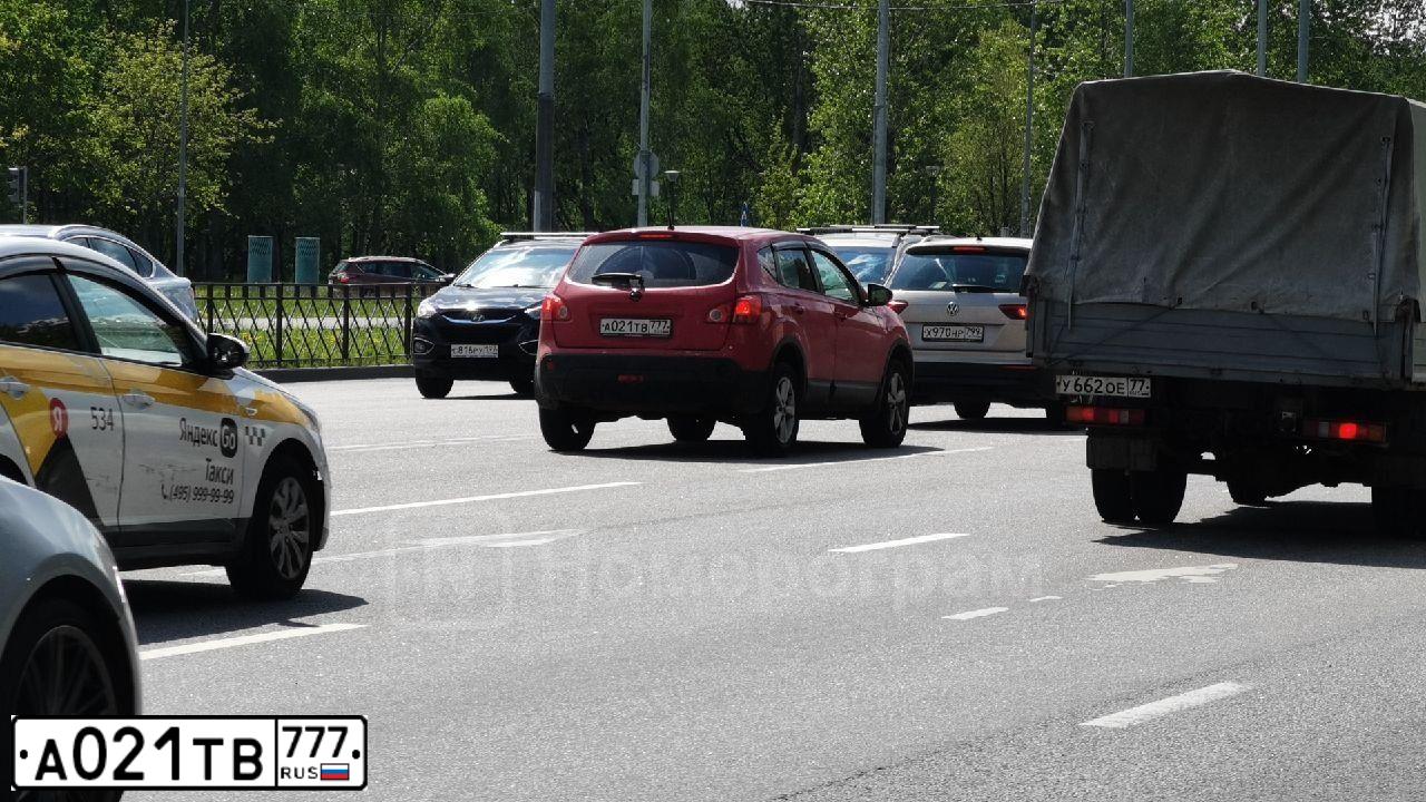 Фото автомобиля NISSAN QASHQAI, 2007 — госномер А021ТВ777. Цвет: Красный